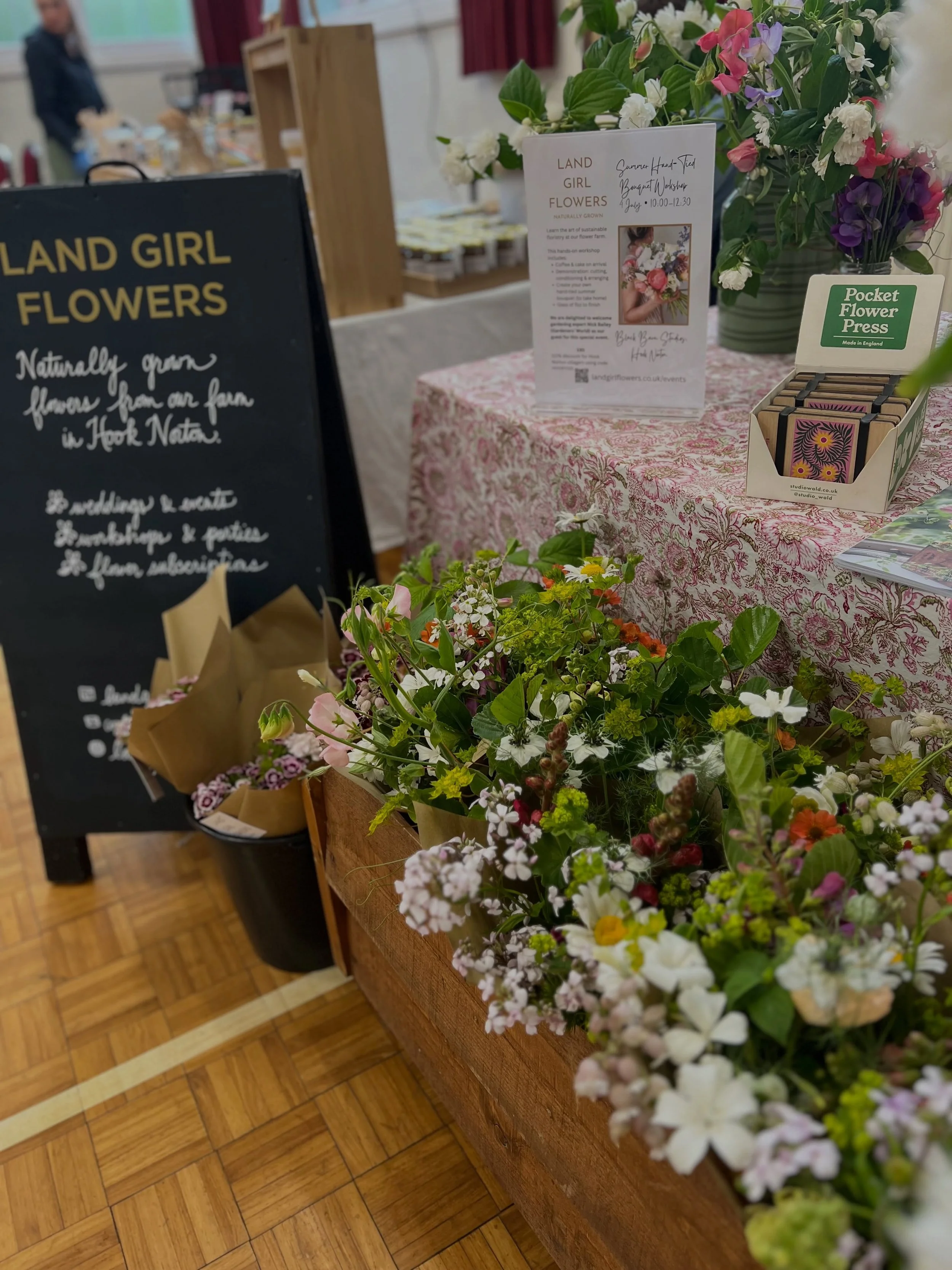 Brighten your Saturday with a visit to Hook Norton Farmers&rsquo; Market. Today at the Memorial Hall 9:30-12:30. 

#farmersmarket #grownnotflown #flowerfarm