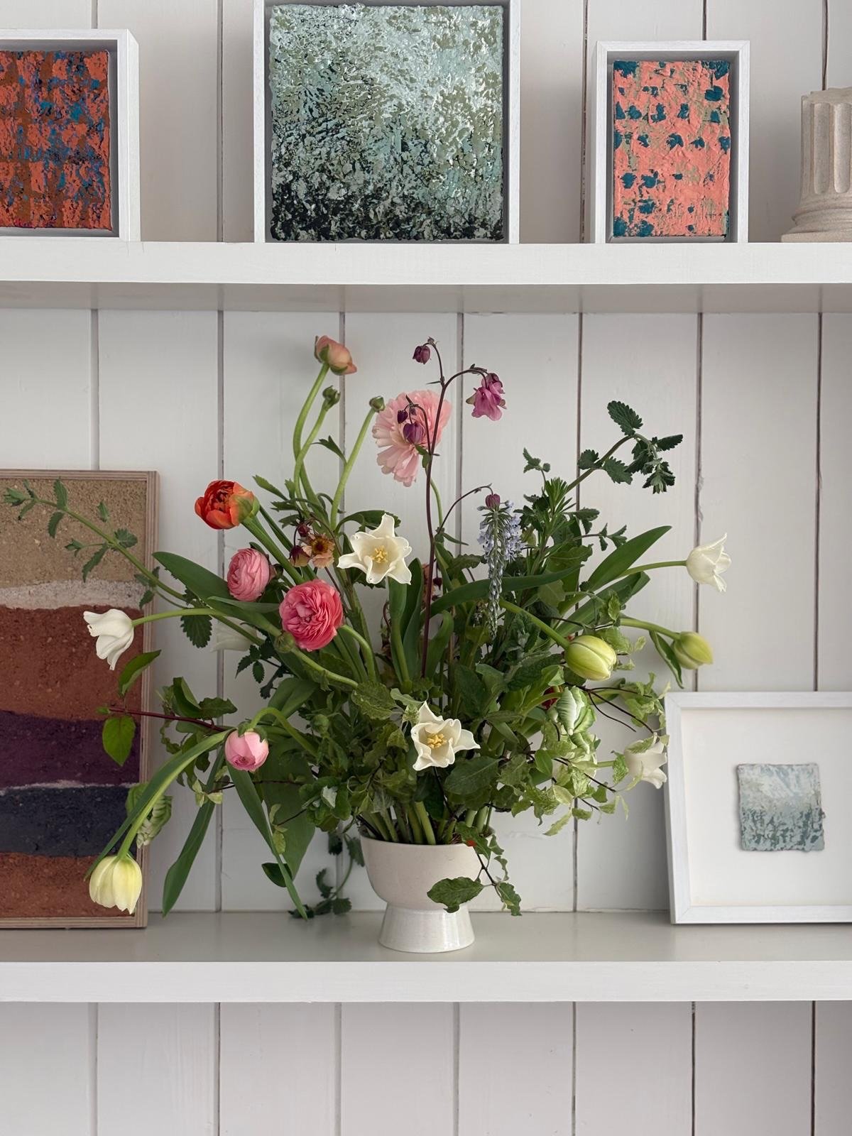 In early May, a group of lovely ladies came and did a floral bowl workshop at the farm. Here are some of their fabulous creations (with the delicious backdrop of @kellywashbourneart paintings) ✨

For more workshops visit landgirlflowers.co.uk/events.