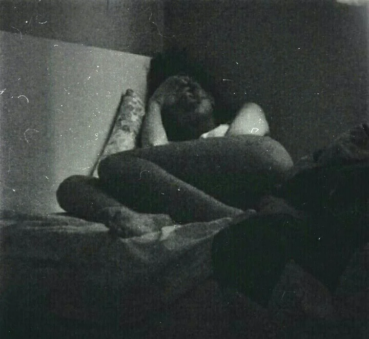 Konzeptuelles Foto, das mit Formen und Licht spielt, um eine abstrakte Darstellung von Emotionen zu schaffen.