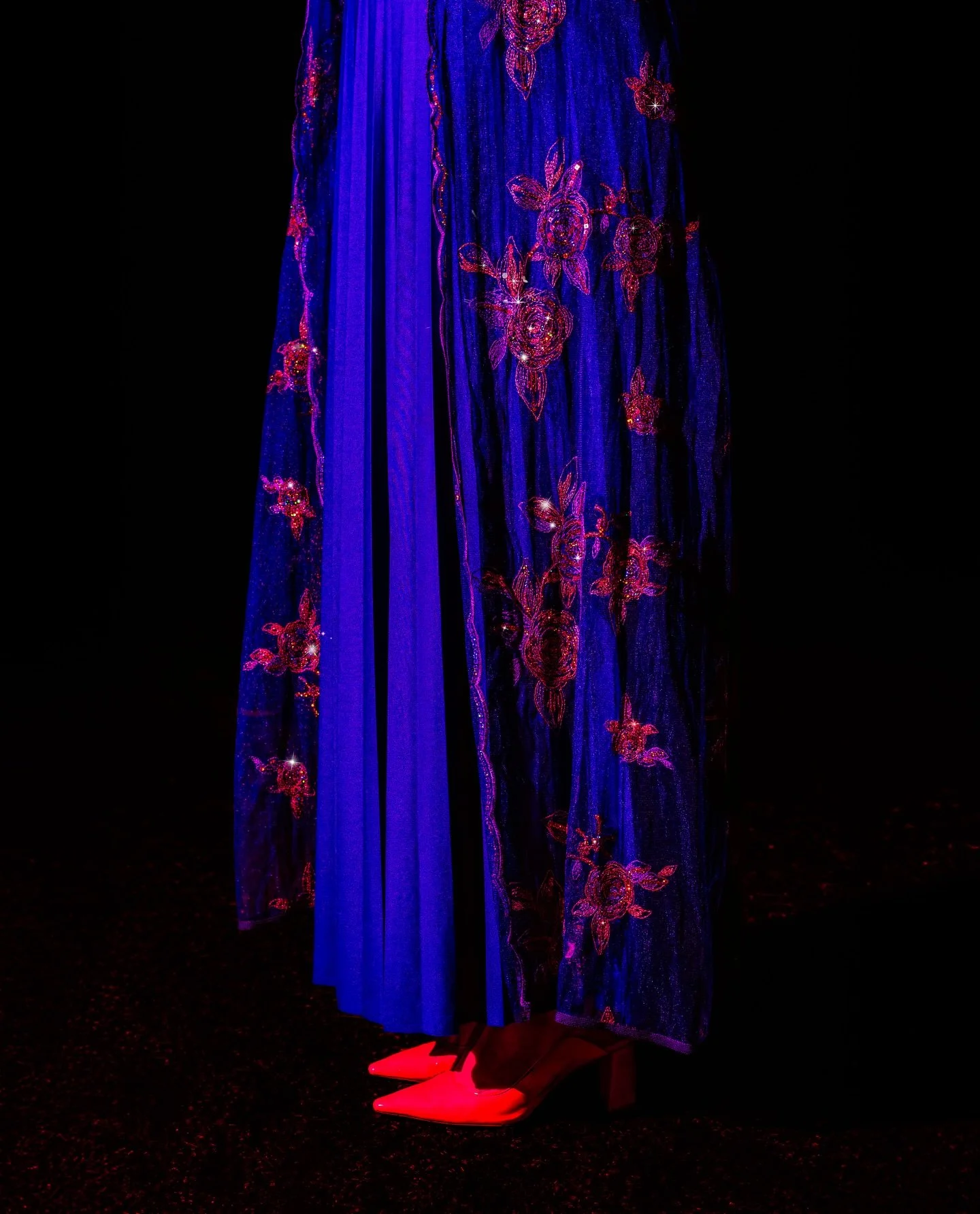 🔴🔵 two abstract works 💙❤️ having fun with strobe/flash lights!😌

Created together with lovely @portfolio.laurabakker. ❤️

The beautiful cardigan is from Marrakesh and felt like the perfect piece for this shoot. Colorful, mystical and elegant.✨ 

