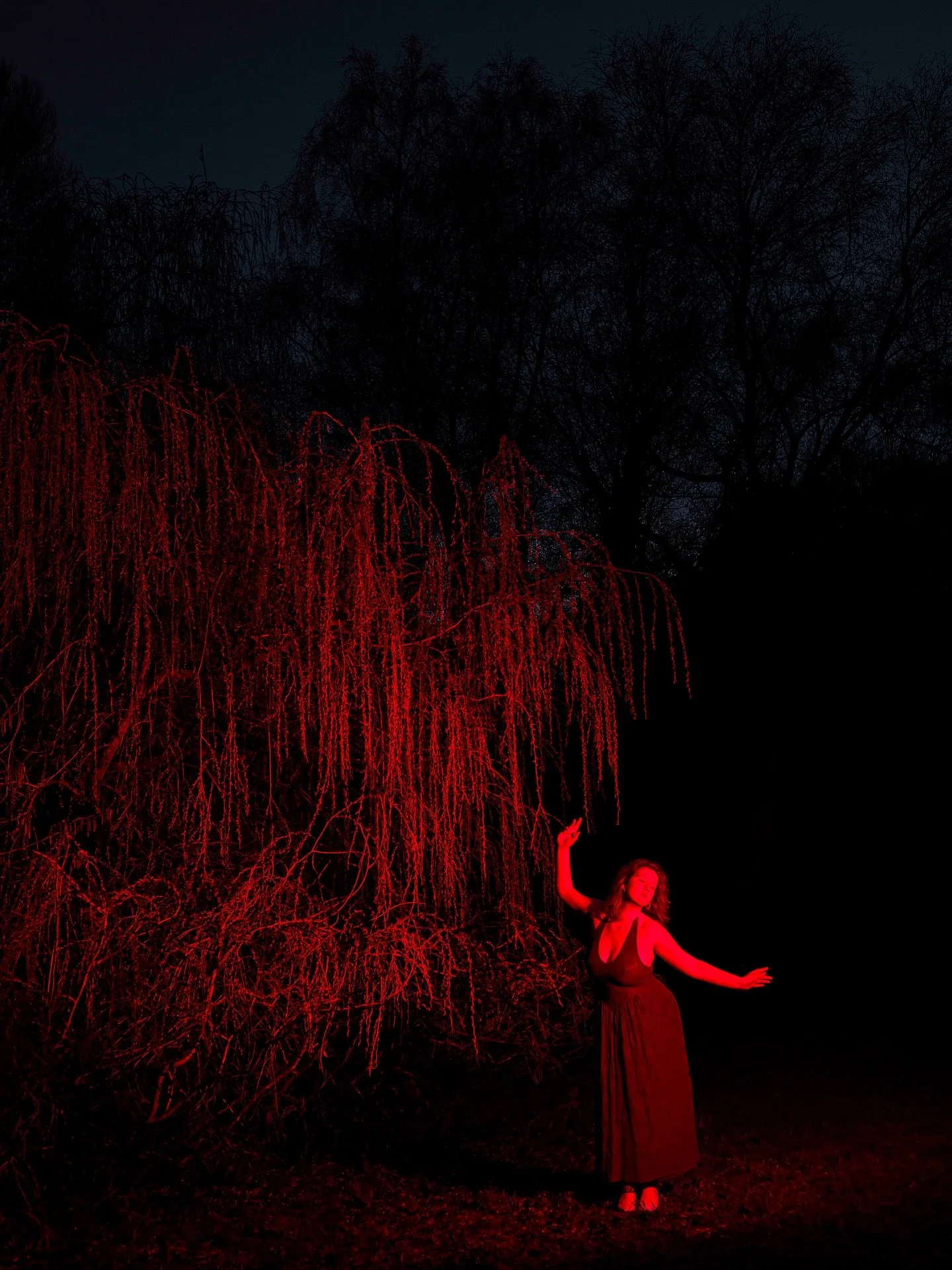 This is another one of the shoot with Laura a few weeks ago when the trees were still in their winter mode❤️✨ Felt sooo good to shoot outside again😌 
⠀
It makes me so excited to see how the trees are filling up with leafs again. I have so many shoot