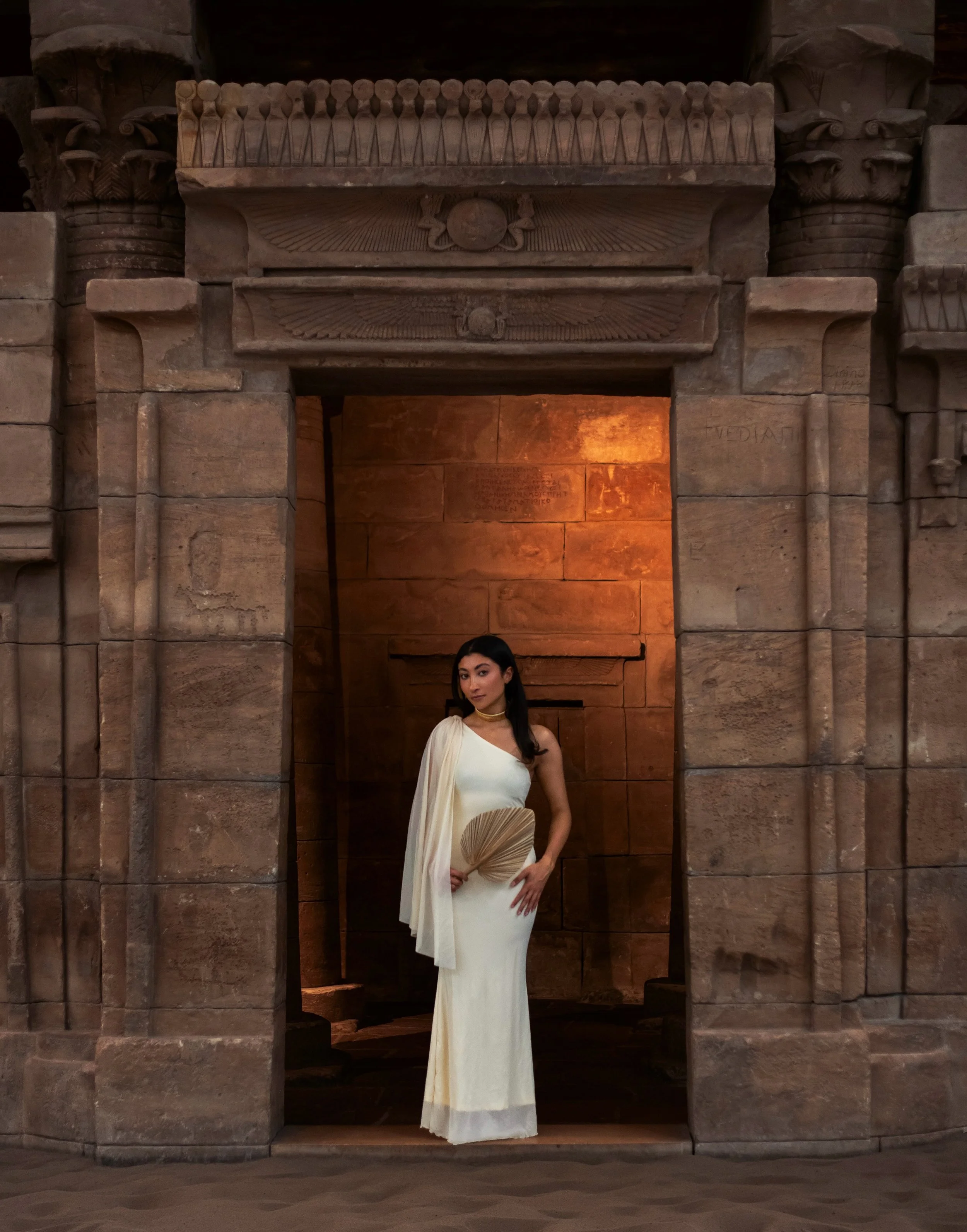 Beautiful Zina for my longterm project about handfans! 🪭✨ 

📸 A bit more on the series:
I was invited to create a photo series on a certain item that intrigues me. The handfan came up as one of the first ones. And Egypt was one of the places where 