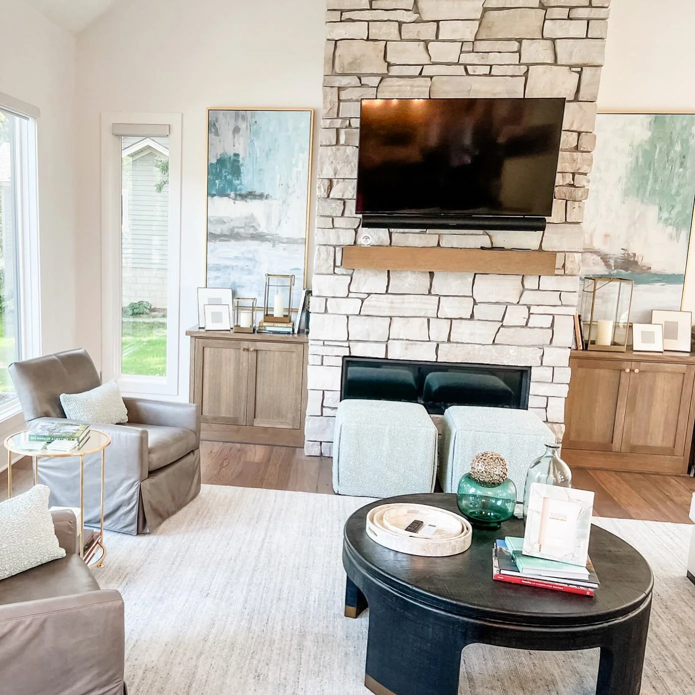 Crisp lines and cool ground colors are made cozy and comfortable with some warm undertones.

#interiordesign #interiordesigner #coastalliving #lakelife #dcinteriordesigner