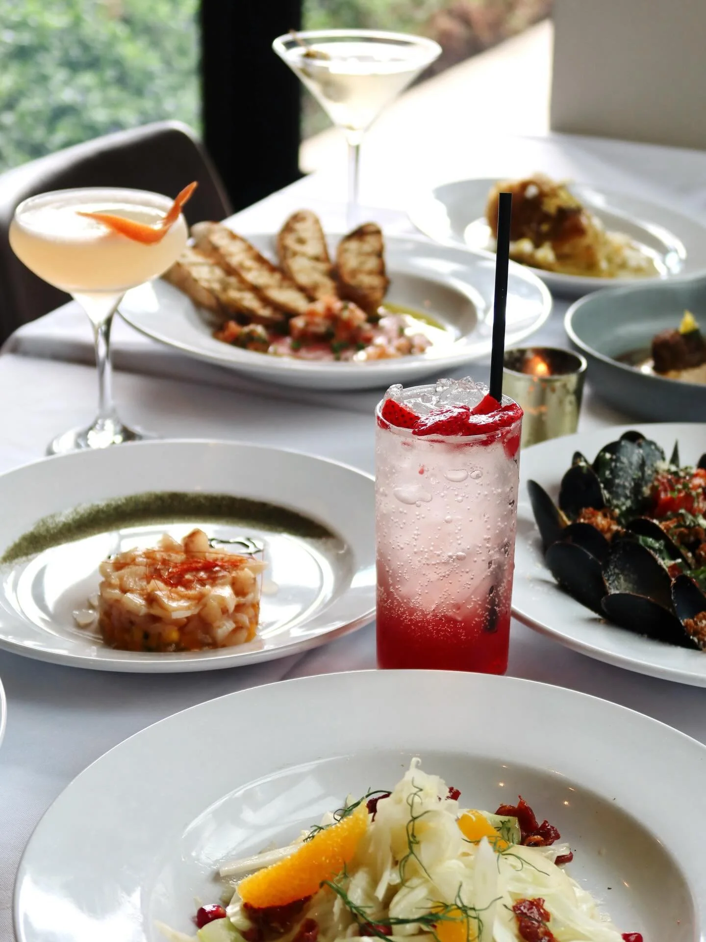 🍓🌹Sip into the weekend with La Rosa- Cocchi Americano Rosa, Marinated Strawberries, Basil, Prosecco. 

Happy Hour
Wed- Fri: 4-6pm