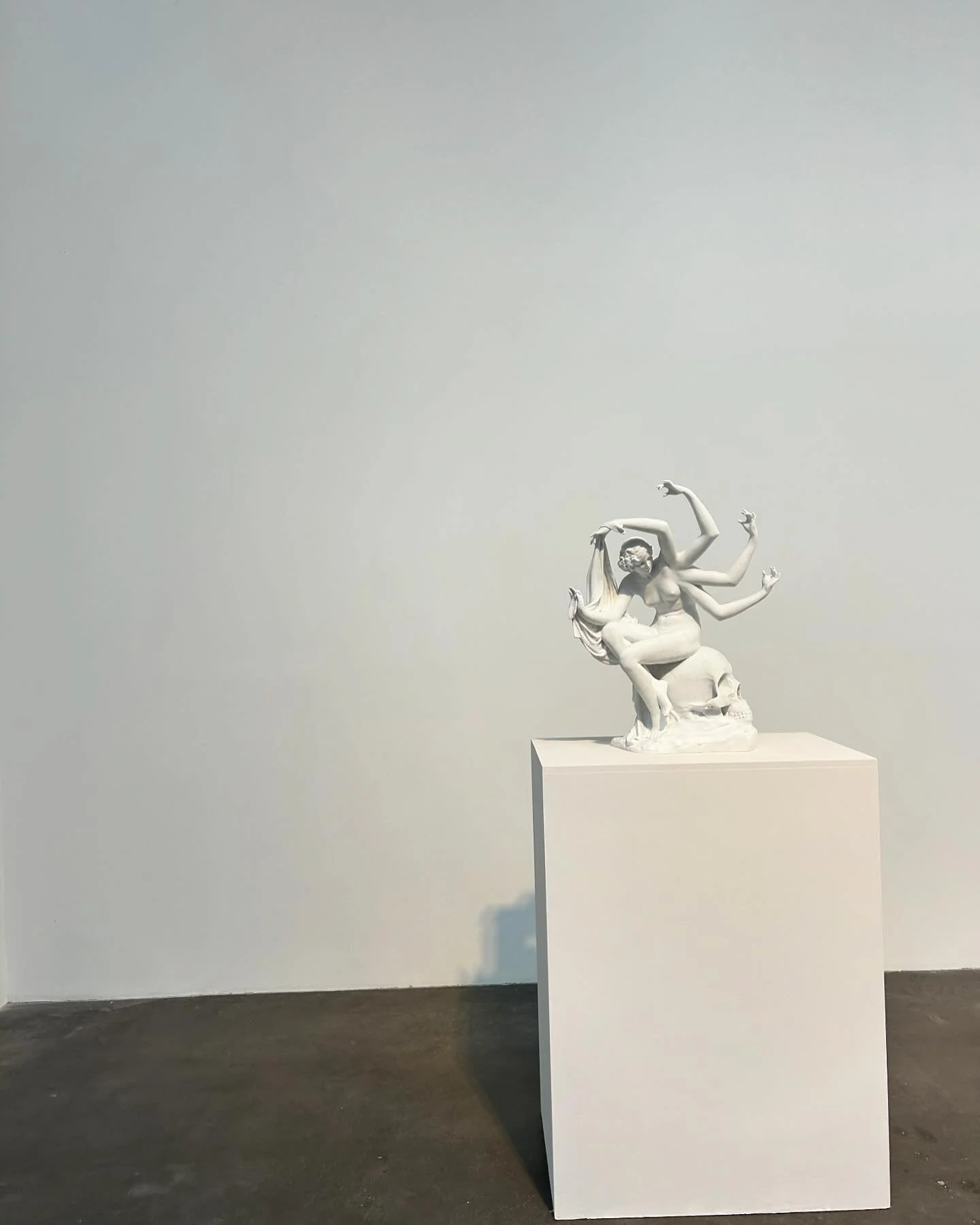 escultura de m&aacute;rmol de Carrara creada por dr. lakra en colaboraci&oacute;n con un taller italiano expuesta en la exposici&oacute;n &ldquo;tupi or not tupi&rdquo; en Kurimanzutto