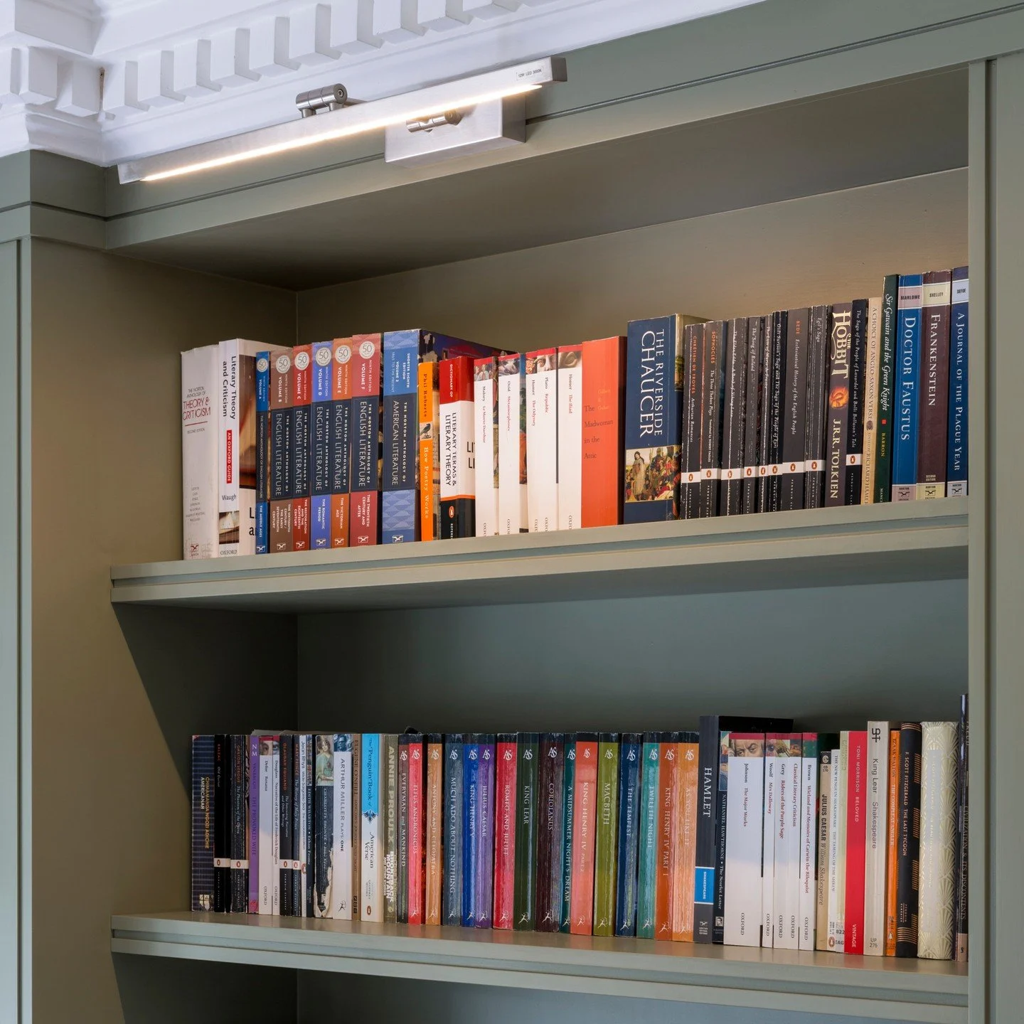When every detail is exactly as it should be ✨⁠
⁠
For this move, that meant perfectly organised bookshelves in the study, with the lighting just right.⁠
⁠
#homeorganiser #homeorganizer #moveconcierge #homemoves