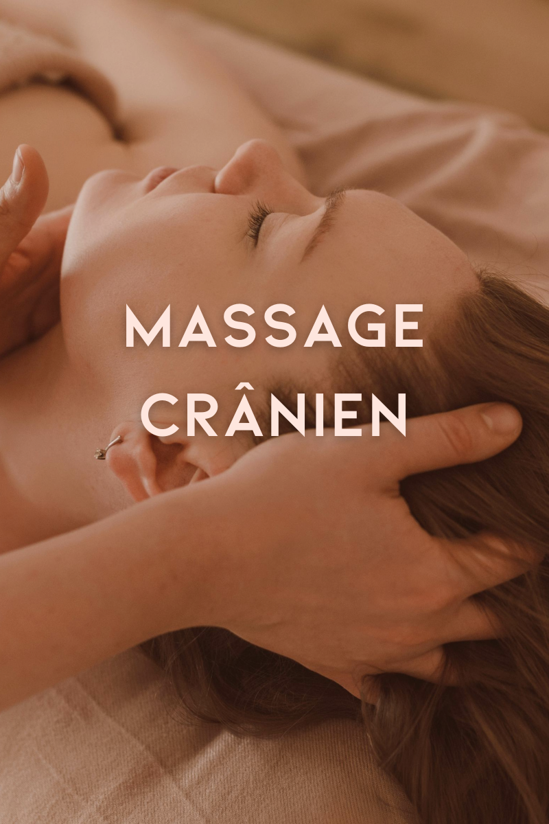 Une personne reçoit un massage crânien, allongée sur une table. La personne a les yeux fermés et semble détendue. Le texte superposé indique 'Massage Crânien'.