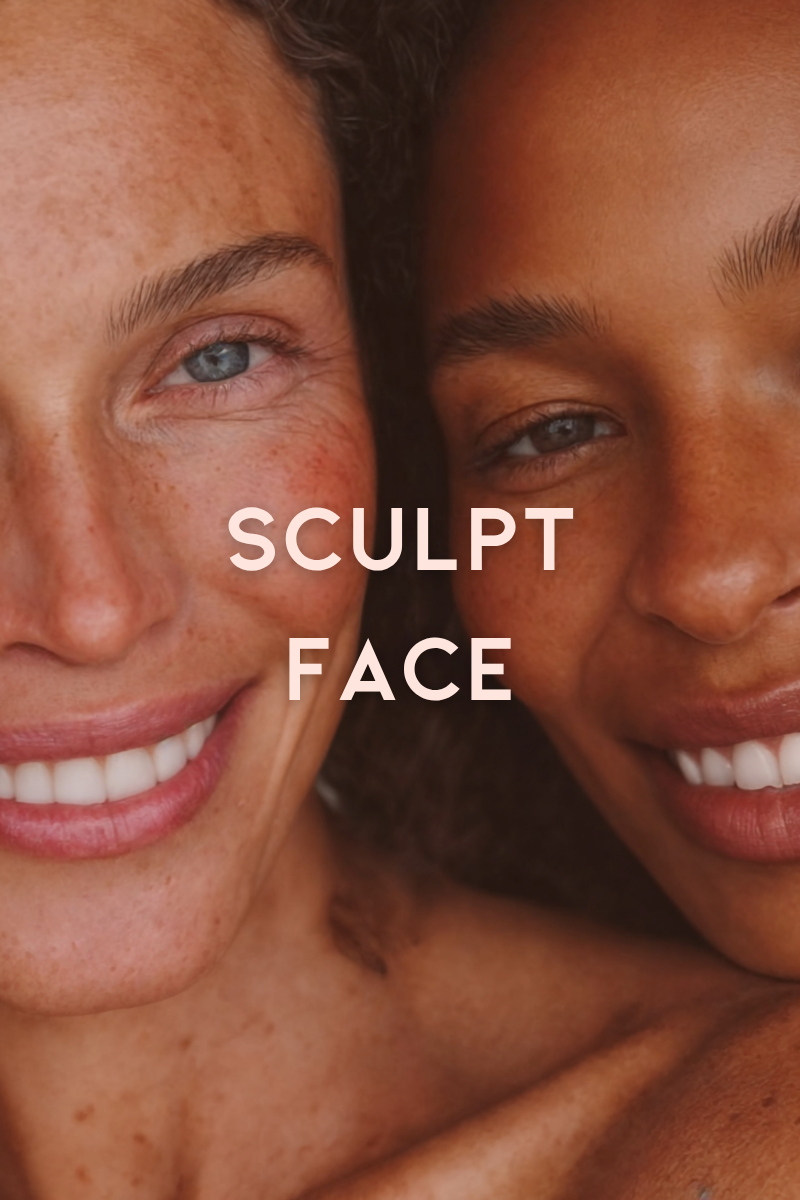 Deux femmes souriantes, un portrait rapproché montrant leurs visages et leurs épaules, avec le texte "Sculp Face" en surimpression.