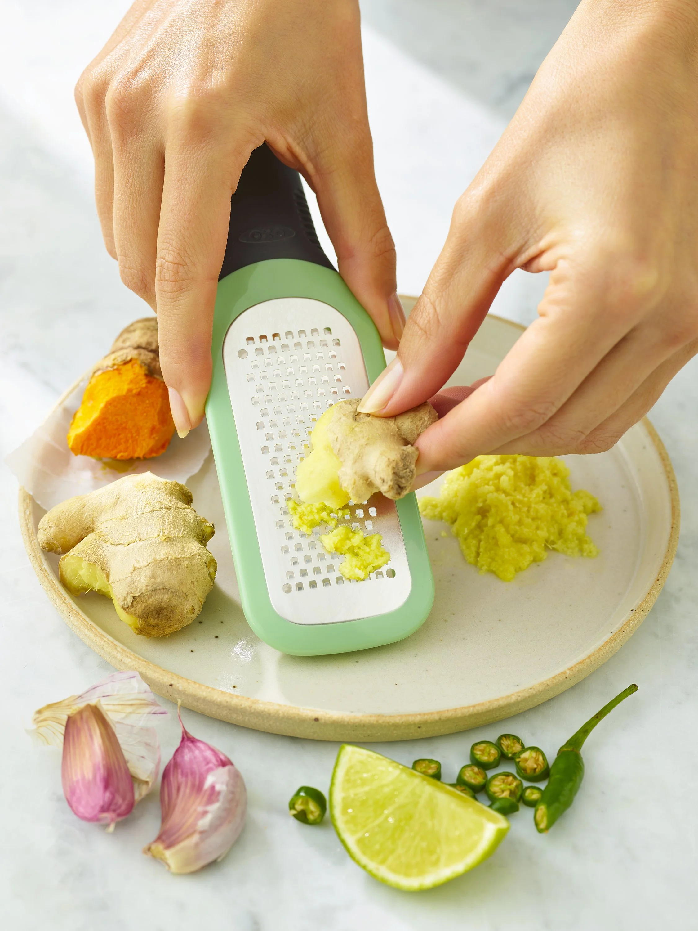 Etched_Ginger_Garlic_Grater_Hands_3.jpg