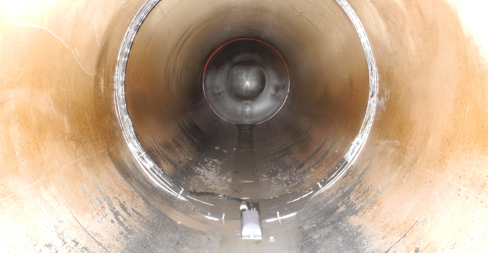 Binnenkant van een grote metalen buis of riool