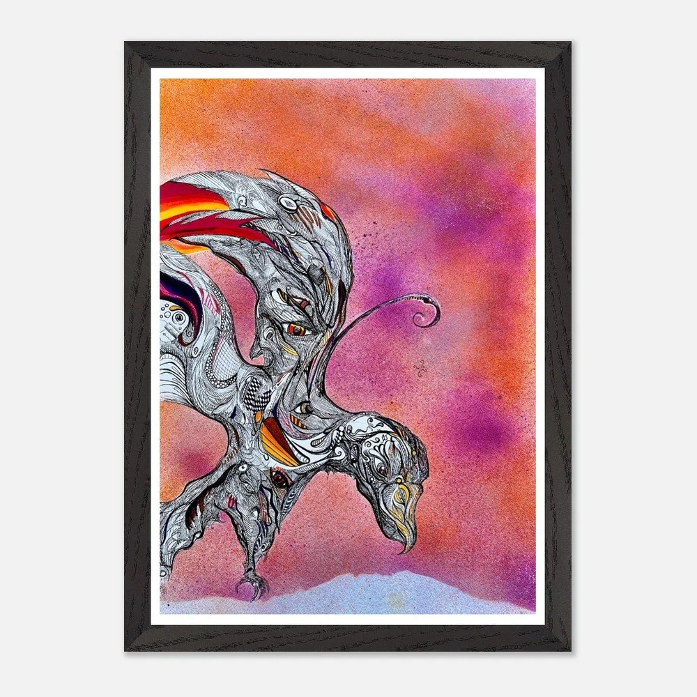 Abstrakt kunstverk med en fugl med mange øyne og detaljerte mønstre mot en rosa og lilla bakgrunn.