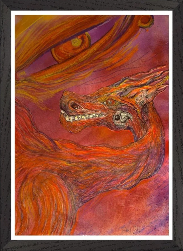 Fargerik tegning av en drage med åpen munn, skarpe tenner, og fyldige, brennende fjær. Bakgrunnen er rosa og lilla.