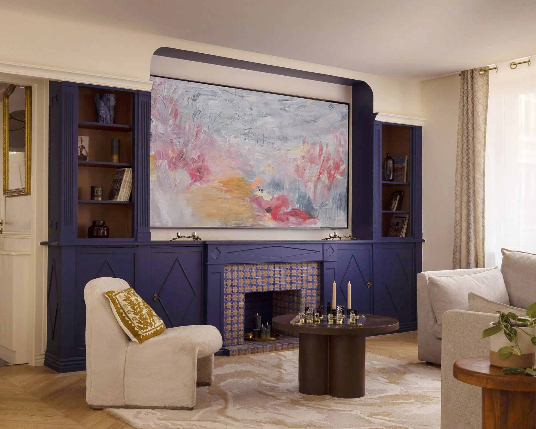 | A transitional Parisian apartment |
An ode to blue, the project's flagship color. Nature was also a major source of inspiration for this renovation; enveloping arches open up the rooms between them, while natural materials were selected and highlig