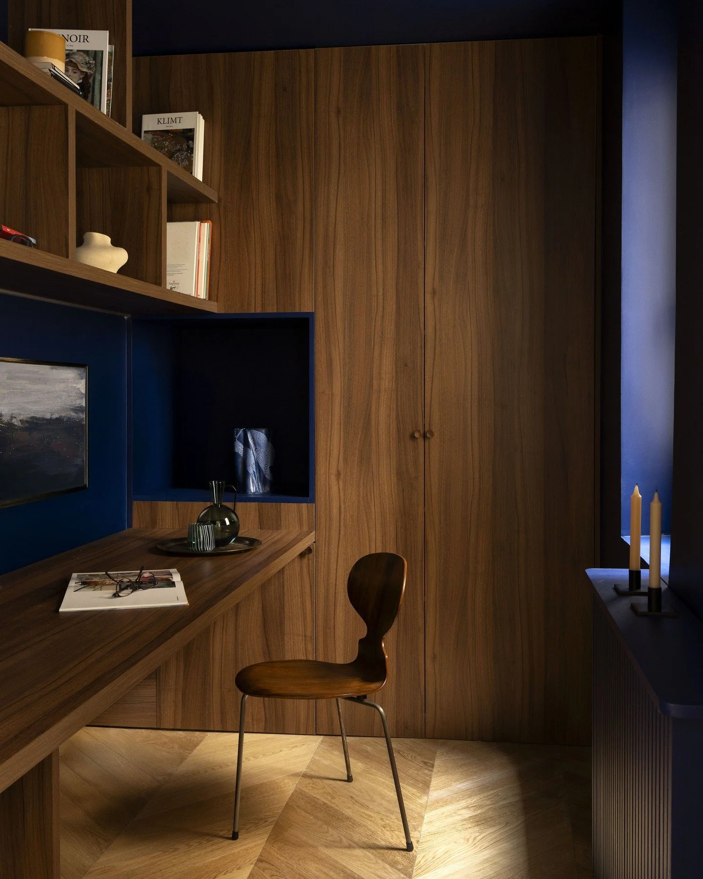 | A transitional Parisian apartment |
An ode to blue, the project's flagship color, signs the identity of this office. Nature was also a major source of inspiration for this renovation; enveloping arches open up the rooms between them, while natural 