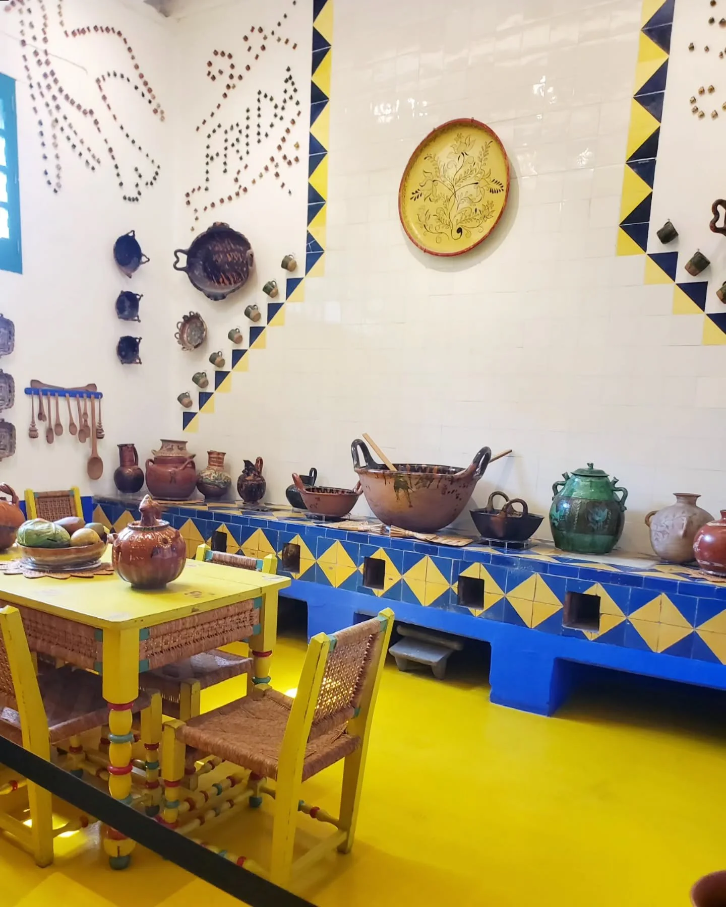 |Visit| In Frida Kahlo's Kitchen, La Casa Azul
________________________________
#fridakahlo #artdesign #architecturedesign #mexico #casaazul #instaarchitecture #interiors