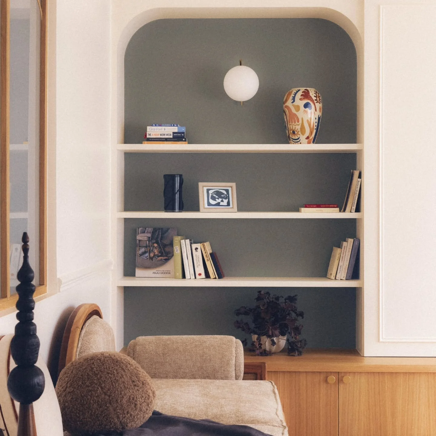 Nahala &mdash; Collection Seuil
Pens&eacute;e comme un refuge intime, Nahala s&rsquo;inspire des absides et niches protectrices.
Son dossier semi-circulaire, modulable, enveloppe le corps selon la posture et l&rsquo;orientation du regard.
Entre assis