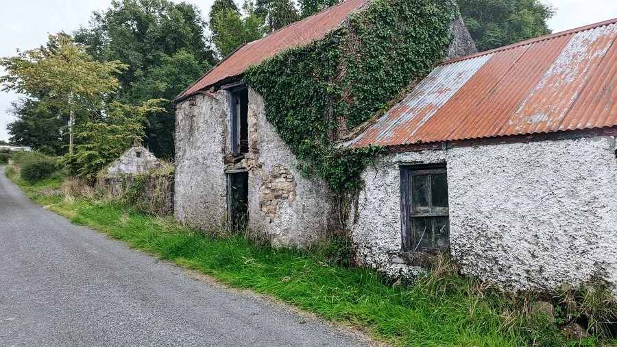 🏡 Our Cottage Restoration Project

🇮🇪 If you&rsquo;ve been following my stories, you would have caught a glimpse of what I&rsquo;ve have been up to this past few weeks. We are spending the summer in Ireland seeing family and getting some work done