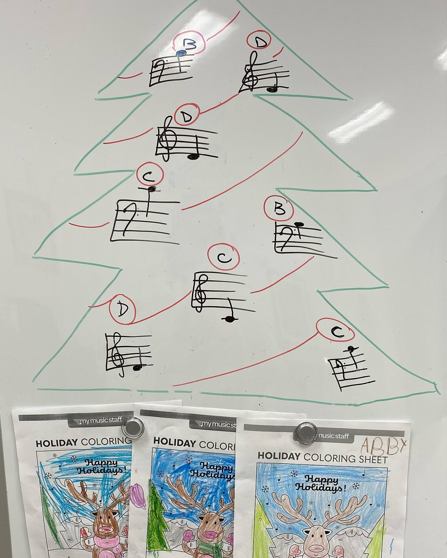 👏Worked on some fun Christmas themed games today in group lesson! 

The group helped me fill in ornaments on the whiteboard tree by identifying their B, C, and D&rsquo;s on the treble and bass staffs!

How fun is it to learn (🤩) reading music witho