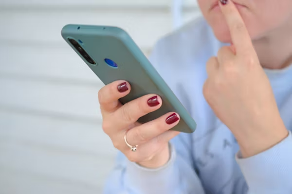 5 Hidden Signs of Digital Infidelity: Why “Just a Friend” Texting Can Be More Damaging Than a Physical Affair