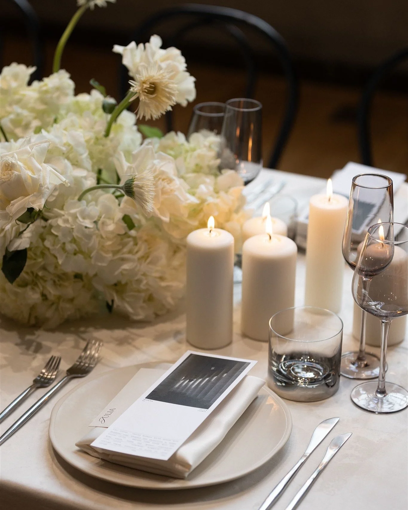 CREATIVE SHOOT 🤍 Secret Soir&eacute;es: Revelry in the vibrant 20&rsquo;s 
&bull;
&bull;
Planification et design : @erikaco.events
Photographe : @myriammenardphoto
Vid&eacute;aste : @karafilms
H&ocirc;tel : @fsmontreal
Lieu r&eacute;ception : @crewc