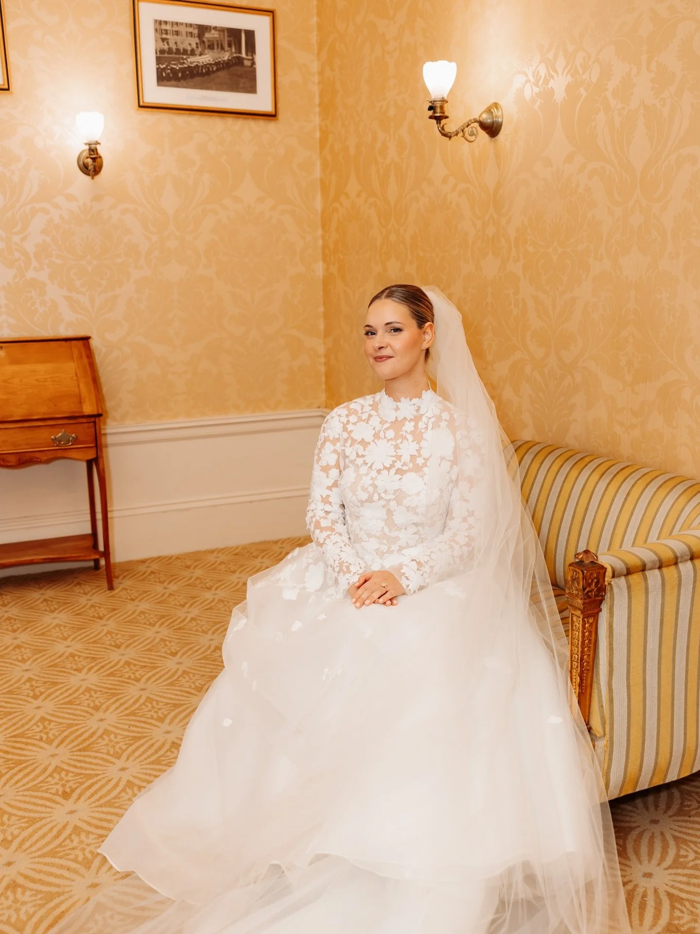 A whole room full of yellows and golds! 🤤🌟