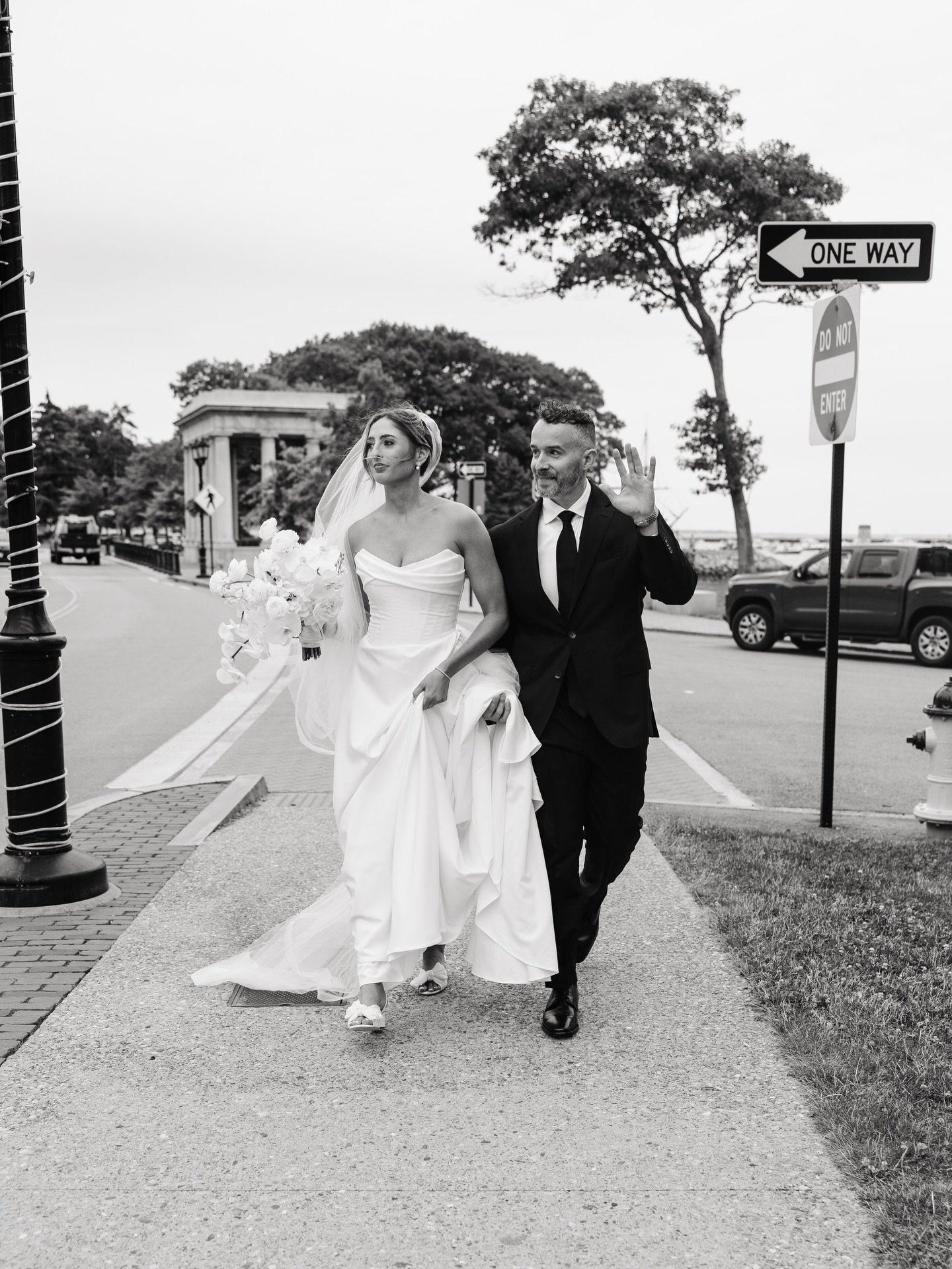 🖤🤍

There is truly nothing better than strolling through downtown in your wedding dress , cars beeping, strangers waving, and everyone shouting congratulations as you pass by 🥂✨

We even made a quick pit stop to grab a celebratory beer at their fa