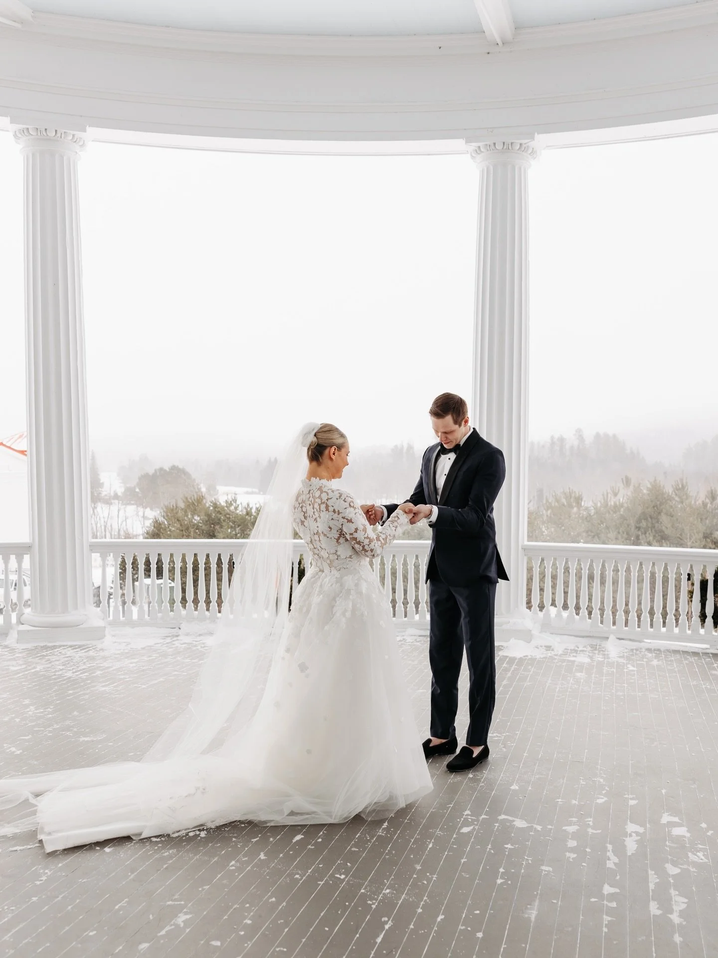 First look or no first look?

There&rsquo;s no right answer, just what matters most to you.

A first look gives you time together, a more relaxed timeline, and a private moment before the day begins to ease the nerves. 

But skipping it keeps that ai