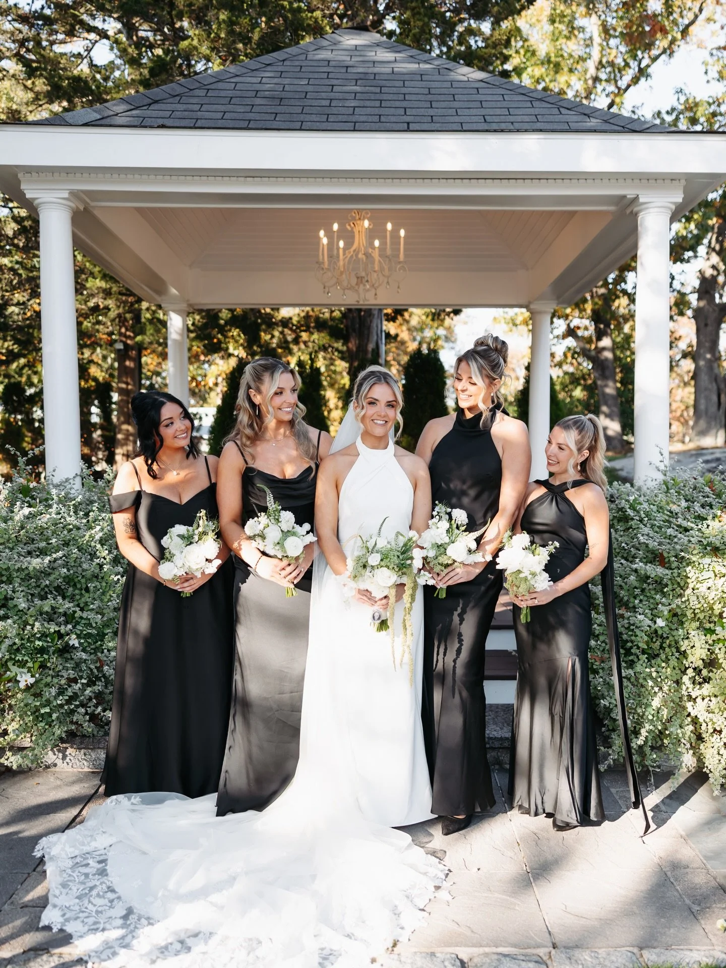Hot take: small bridal parties just hit different.

Less chaos, more calm. More presence, more real moments, more space to actually feel the day instead of manage it. 💕