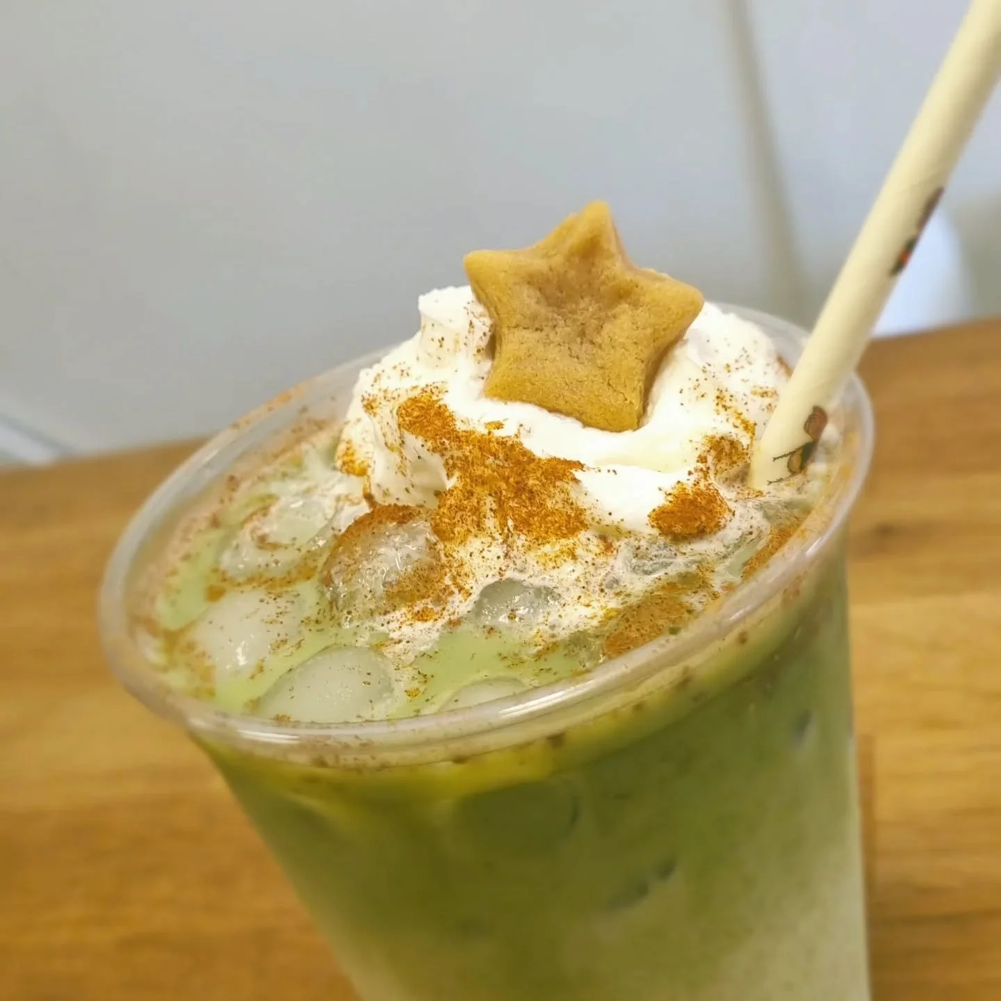 Get festive with our gingerbread matcha latte 🫚🥖

❤️❤️❤️❤️

#cottonscoffee #choumertmarket #CoffeeShop #MatchaLatte #Gingerbread #Peckham #LocalCaf&eacute; #TasteOfPeckham #MatchaMagic #CozyCorner #HolidayVibes #LatteArt #SustainableCoffee #Support