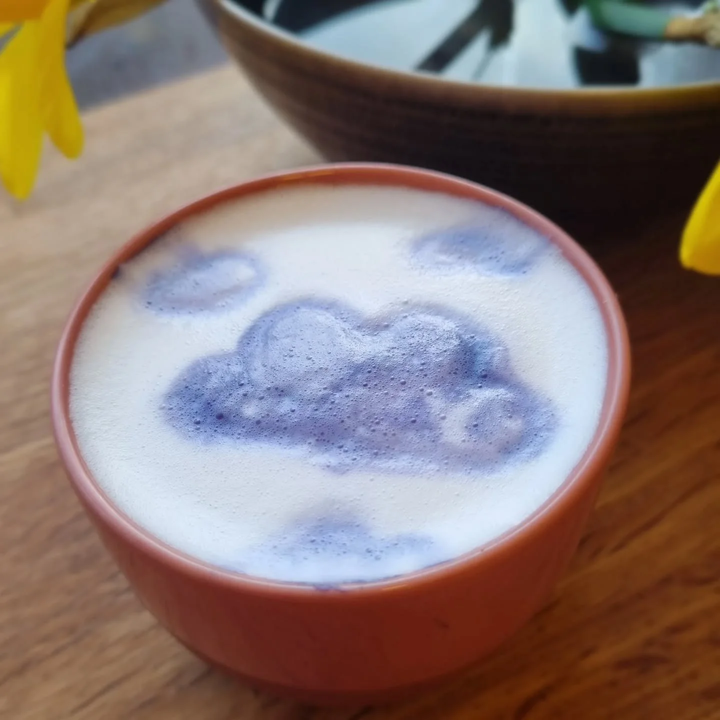 I made some clouds ☁️☁️☁️ yaaayy!!

It was a lot of effort, your drinks probably won't come like this... I'm sorry 😔 

#CottonsCoffee #PeckhamFood #lavenderearlgrey