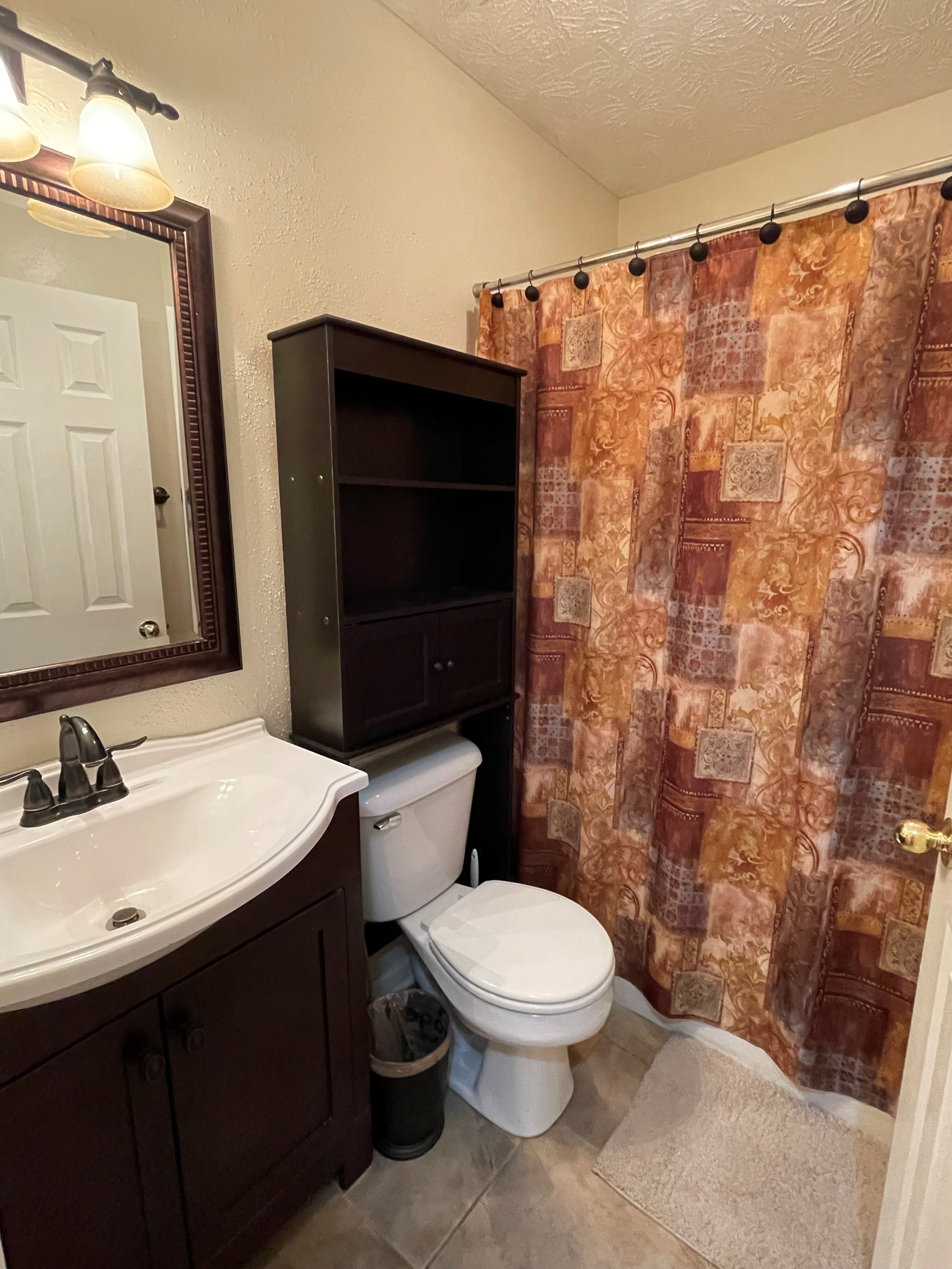 upstairs bath.jpg