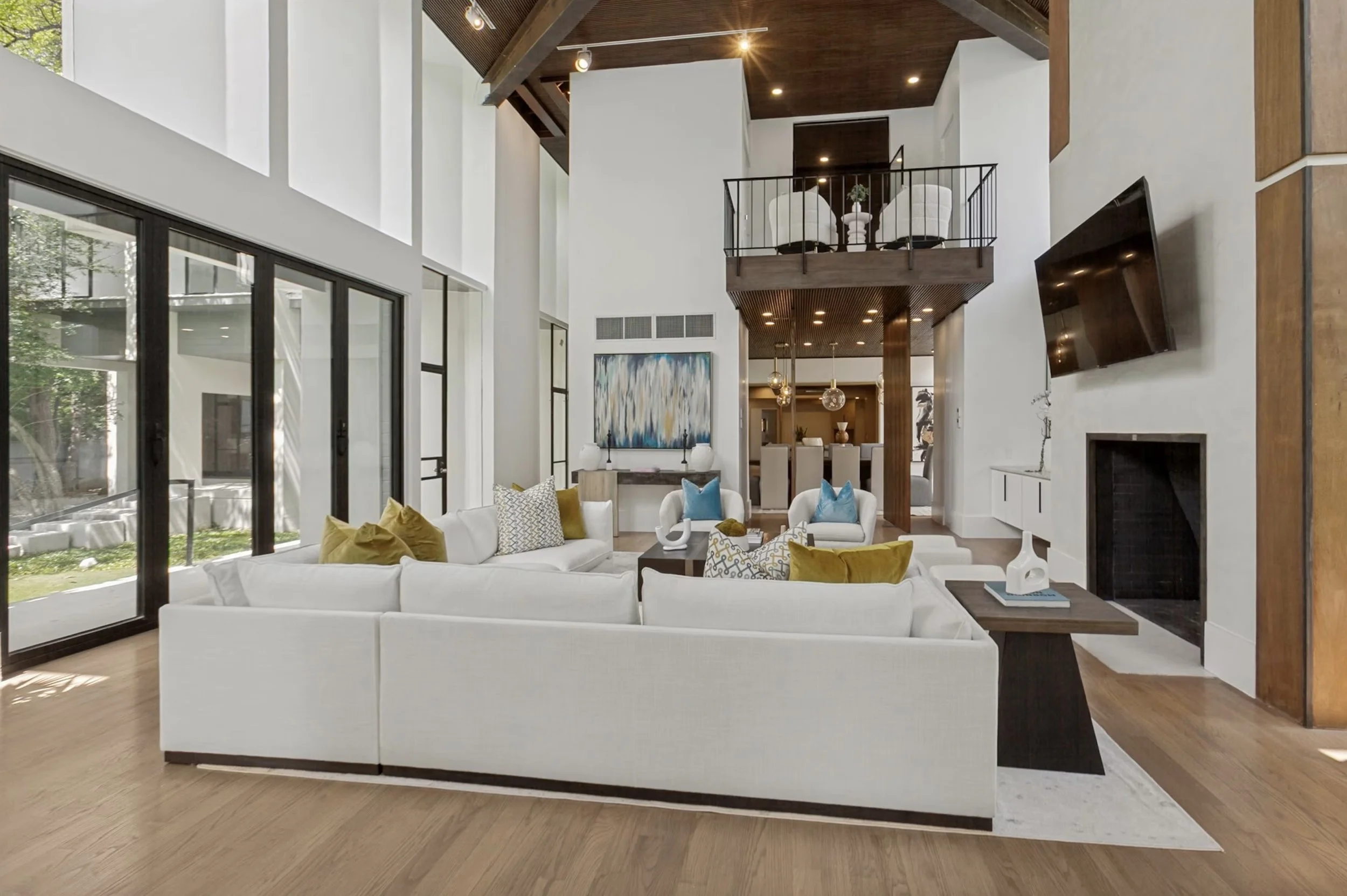 LR2-9930-strait-ln-dallas-tx.jpg