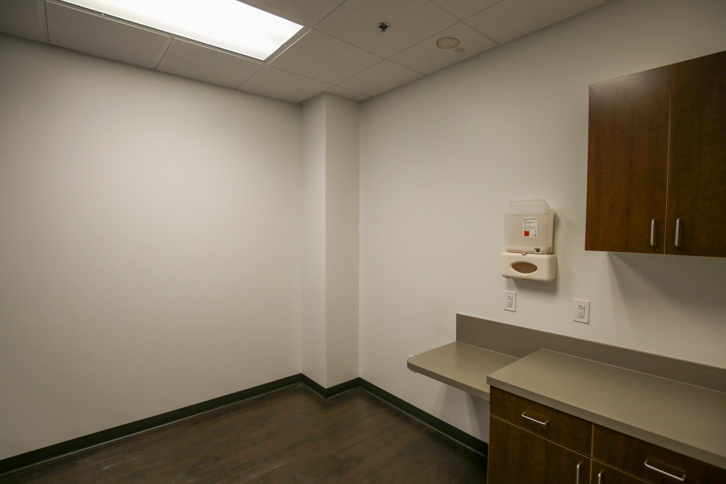 5550 Warren Parkway_Suite 220_Patient Room 1.JPG