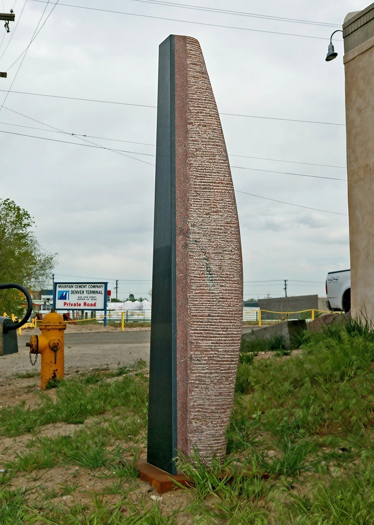 Unis #4, 2004, black and red granite, 24 x 10 x 60 inches

