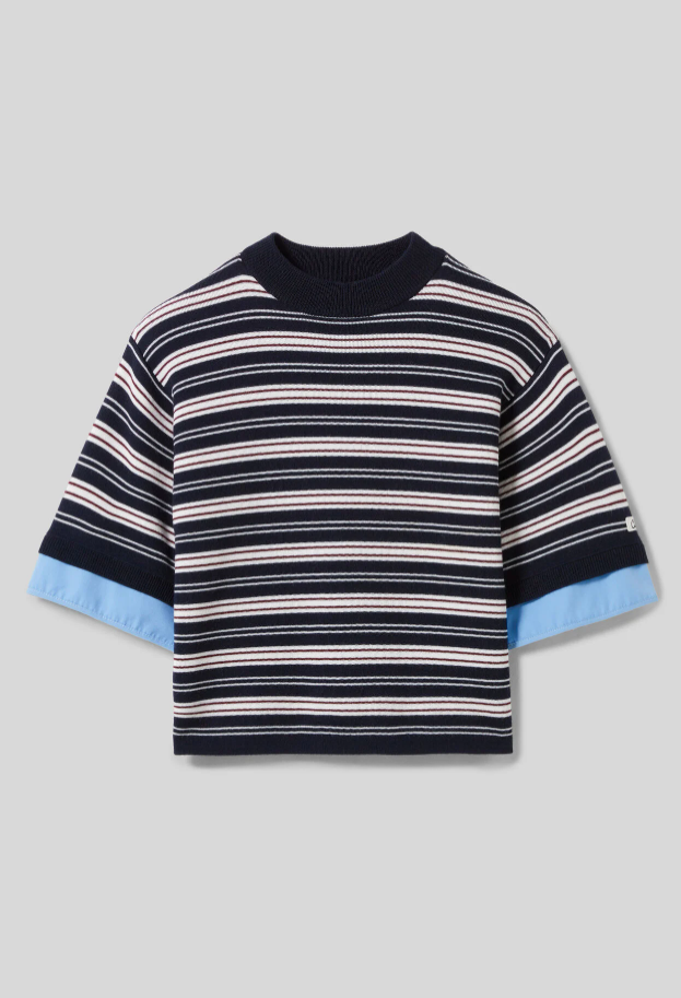 Visuel IA d'un Pull en maille à rayures horizontales noires, blanches, et rouges avec des manches en tissu bleu clair.