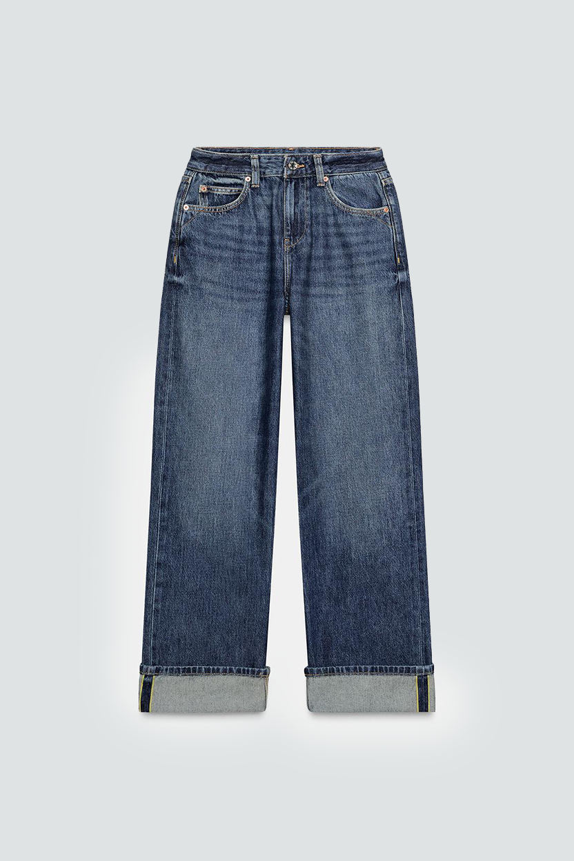 Paire de jeans bleus avec jambes larges et ourlet retroussé
