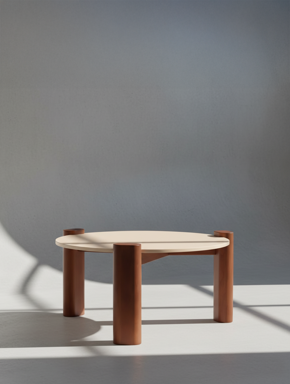 Image IA d'une Table basse moderne avec un plateau blanc et trois pieds cylindriques en bois foncé, dans une pièce avec un mur gris et un sol clair.