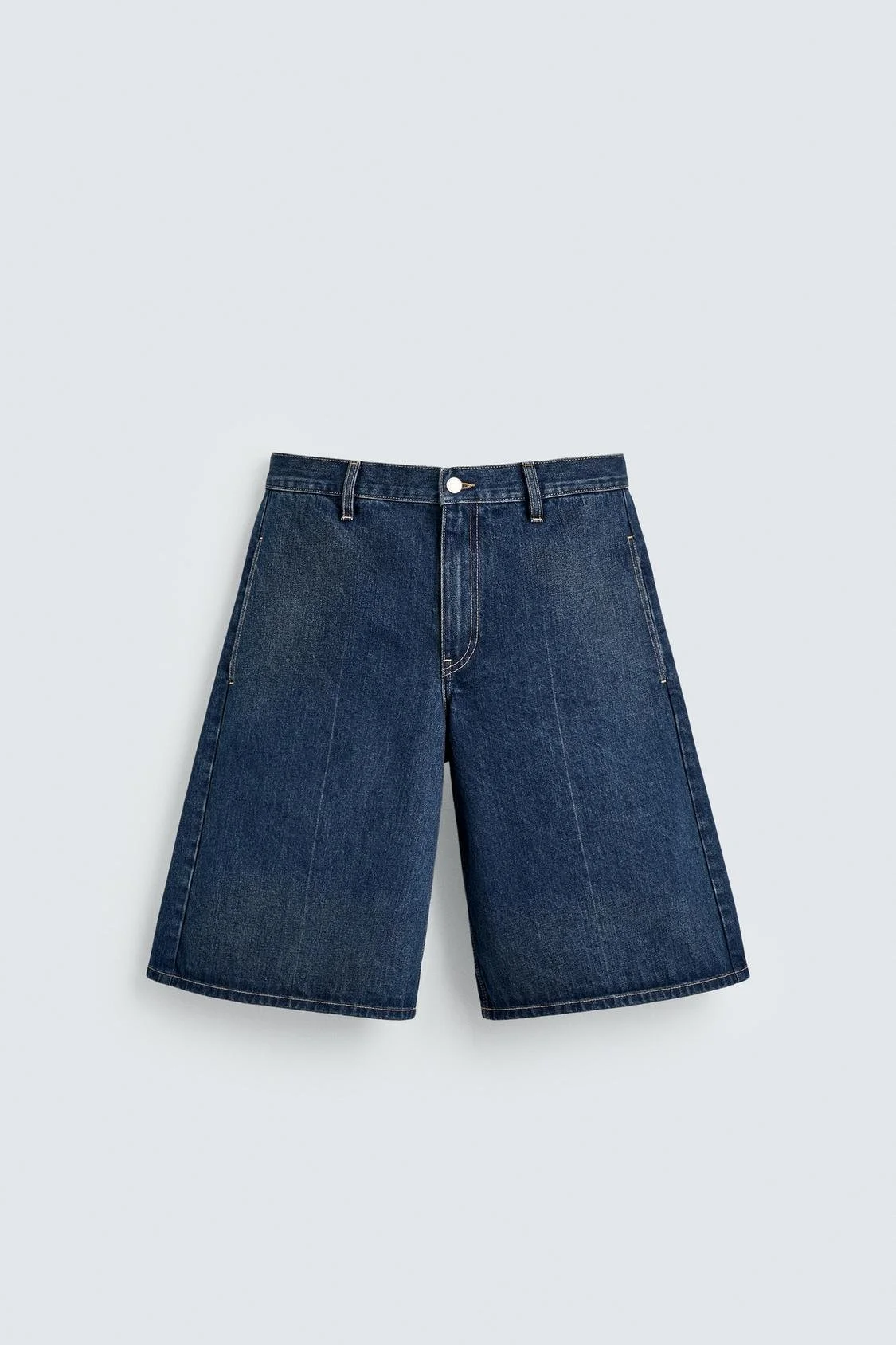 Short en denim bleu foncé sur fond blanc.