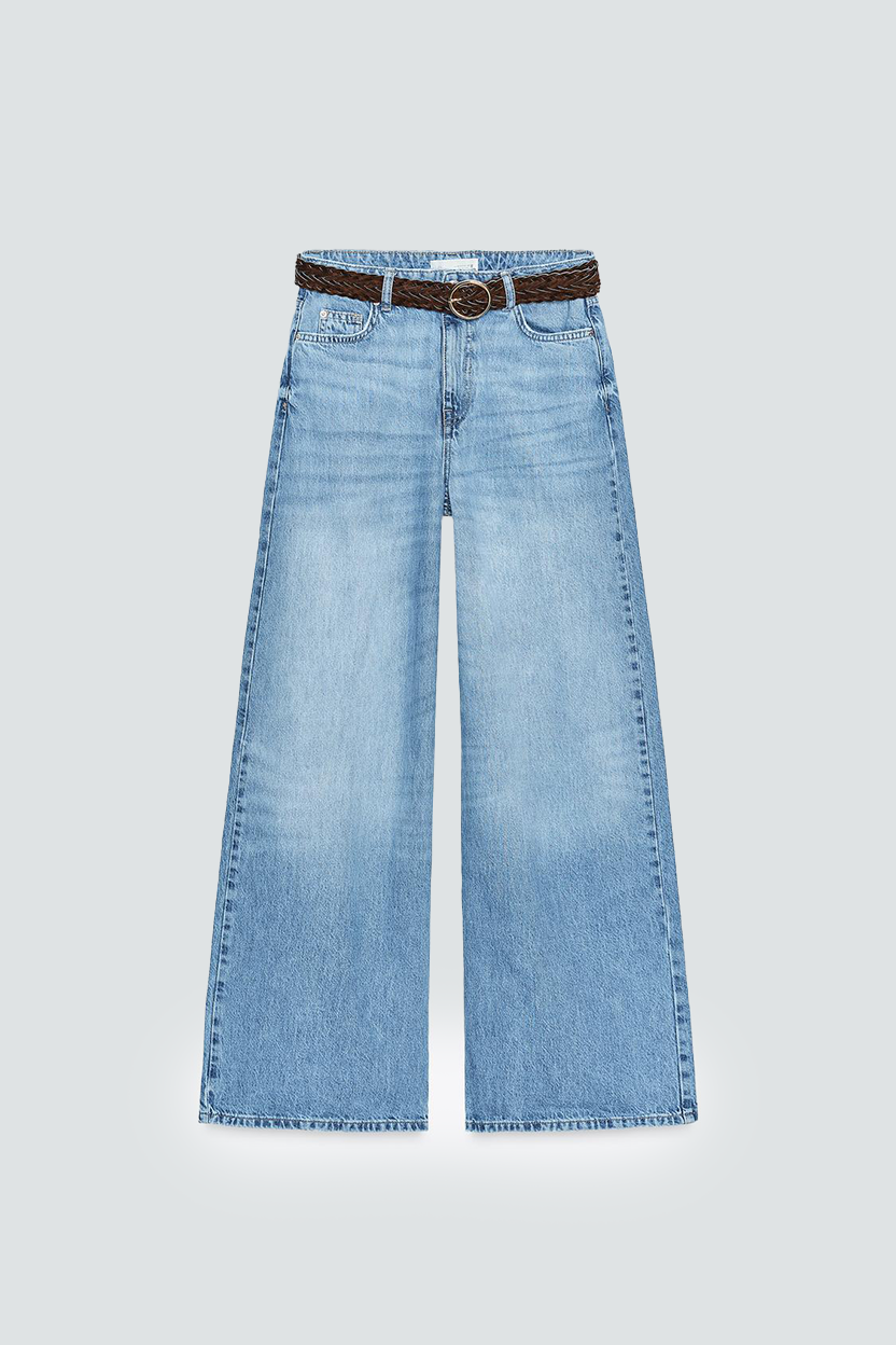 Jeans bleus à jambes larges avec ceinture tressée