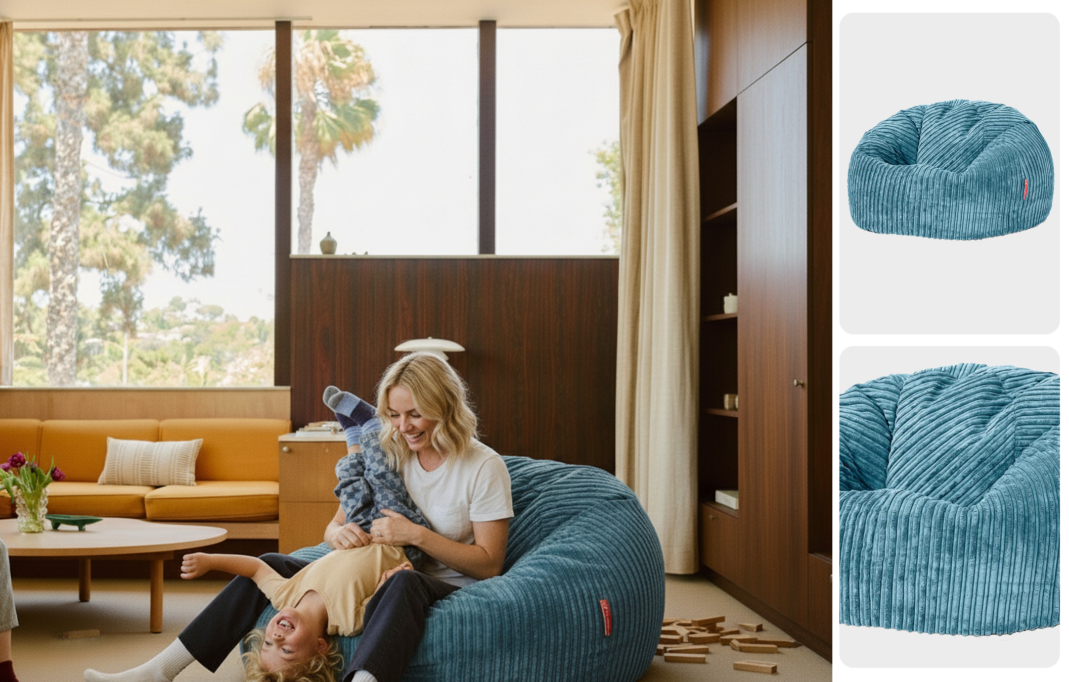 Une femme et un enfant jouent sur un grand canapé bleu rayé dans un salon lumineux avec de grandes fenêtres et vue sur des arbres.