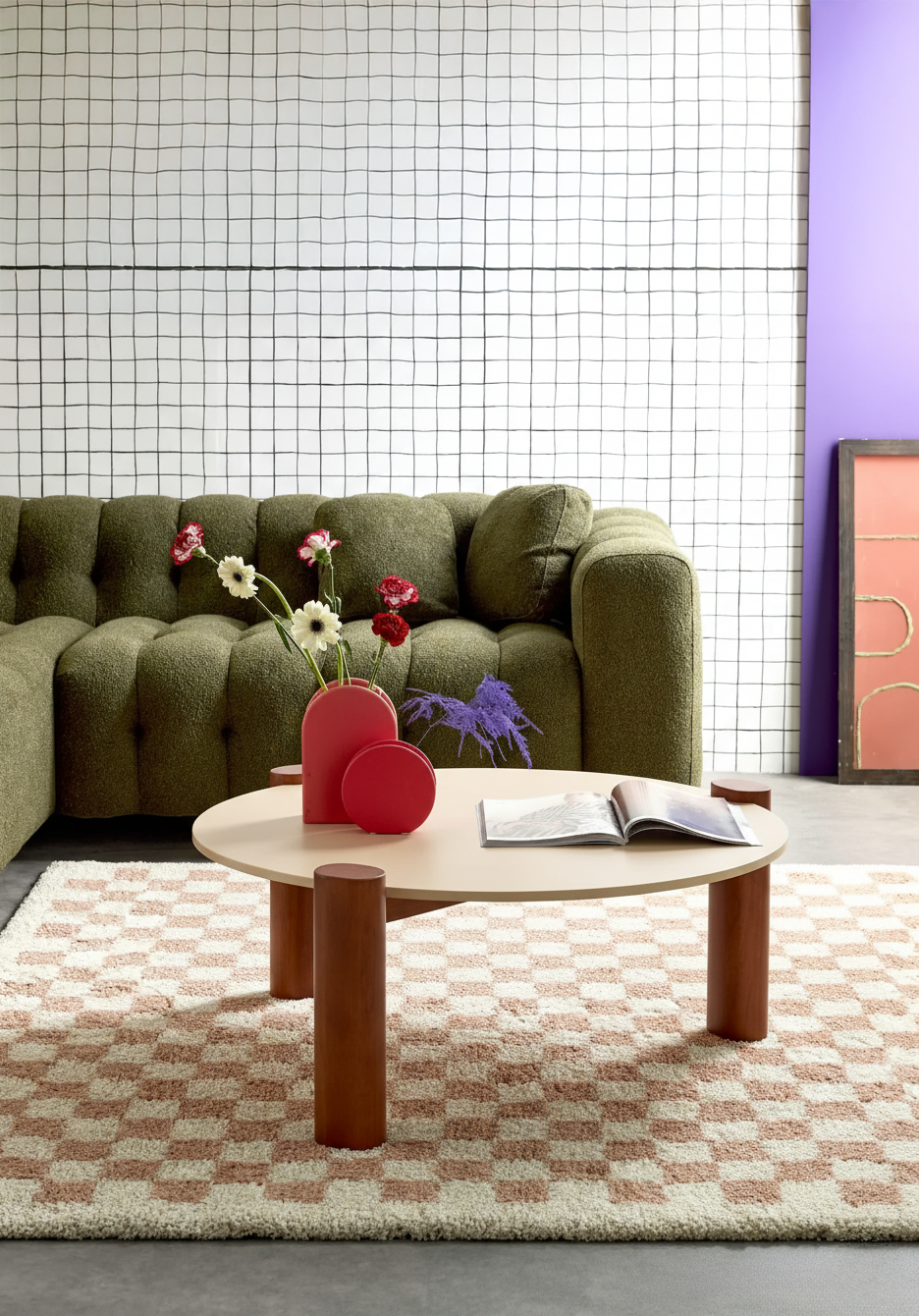 Image IA d'un Salon moderne avec canapé vert, table basse blanche, tapis géométrique, vase rouge avec fleurs, mur à carreaux noirs et blanc, peinture encadrée, mur violet