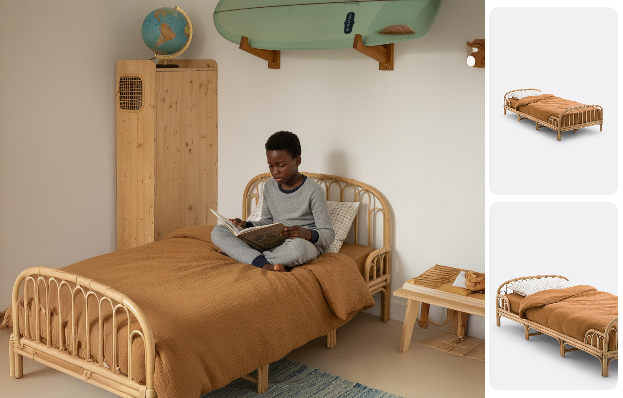 Une chambre avec un lit en rotin de couleur beige, une garçon assis dessus en train de lire un livre, une étagère en bois clair, un globe terrestre, et une planche de surf en hauteur sur le mur.