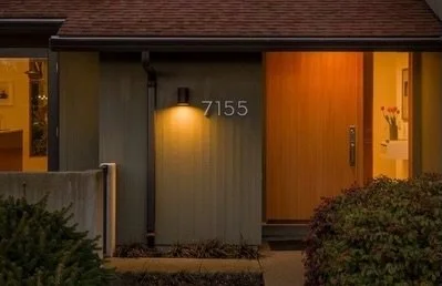 VIBEZES. Warm rich earth tones. Hawt fireplaces. The woooood. All that light from those windows 😍 I could live there! Meet you there for a tour? Let&rsquo;s go see her!

📍Raleigh Hills
5 bed 5 bath 3,635 sqft
1971, refreshed in 2015
Priced at $1.96