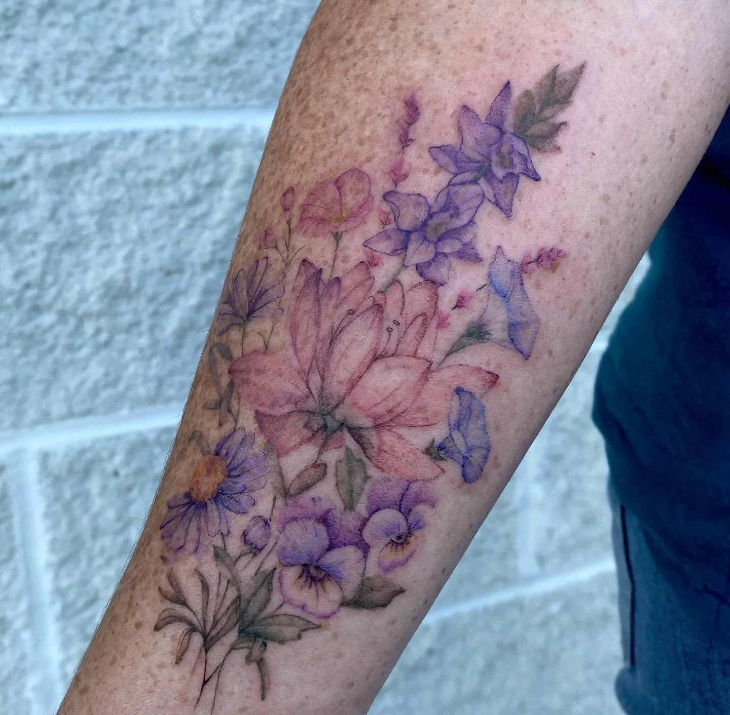 Catch me getting a little color in 💐#wetbuckettattoo #tattooartist #surfcitync #sneadsferrync #blackwork #stippletattoo #fineline #colortattoo #watercolortattoo #floraltattoo #stippletattoo #girlswithtattoos #potd #tattooreel #tattooreveal