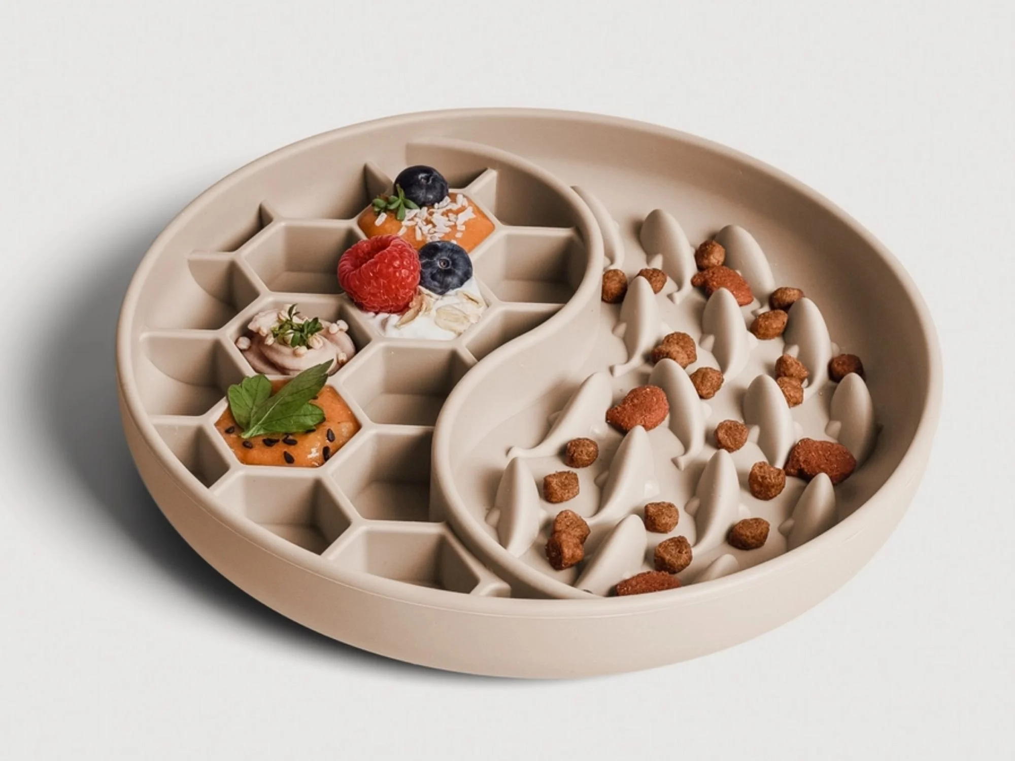 Slow feeder Yin og Yang bikube og hvaler sand med mat.jpg