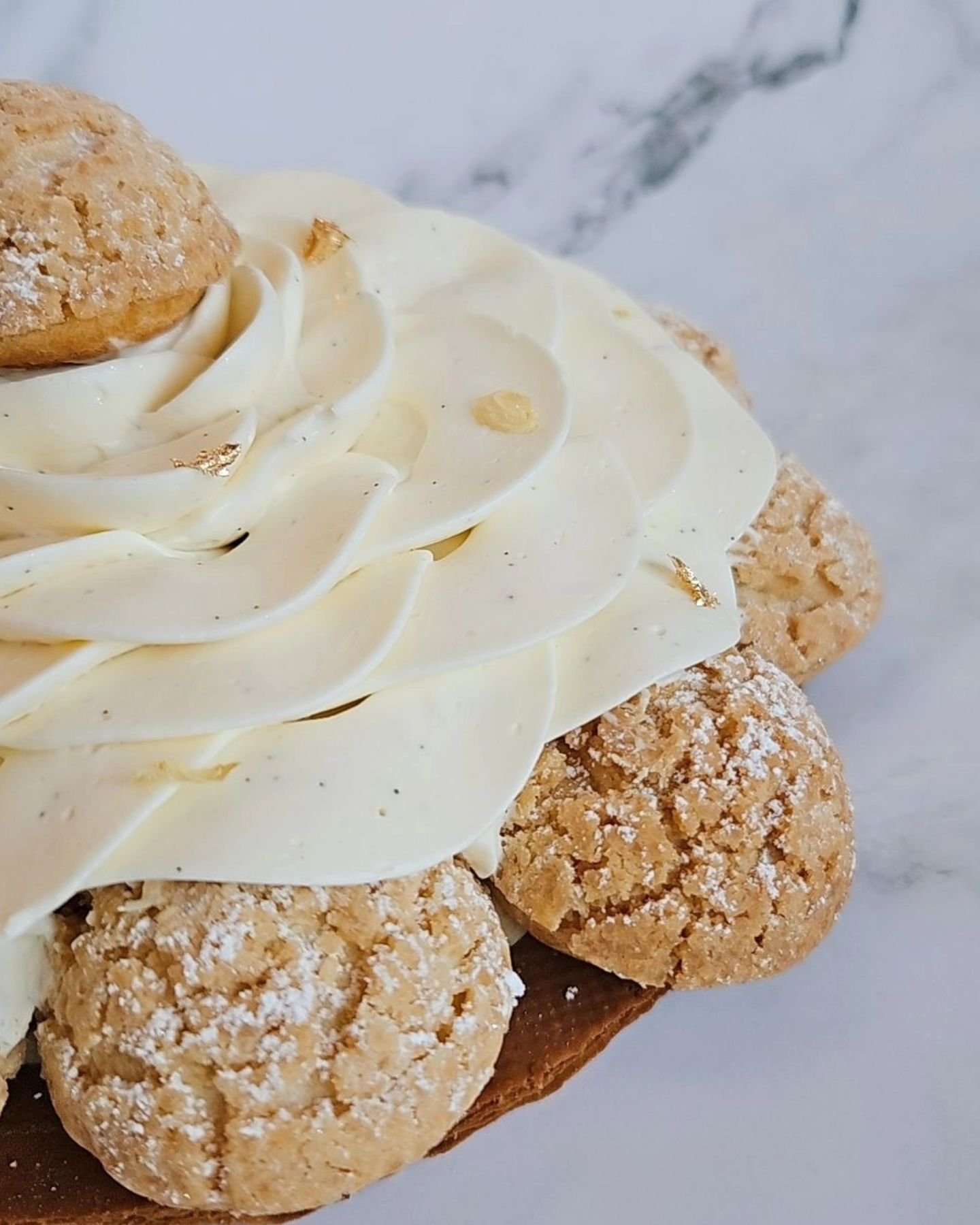 Passion pochage 🤩... Zoom sur le pochage du Saint-Ho'..Que je trouve plut&ocirc;t r&eacute;ussi. 
J'ai opt&eacute; pour une Ganache vanille qui match tr&egrave;s bien avec les choux☺️ 

#sainthonore#choux#craquelin#sainthonor&eacute;#dessertoftheday