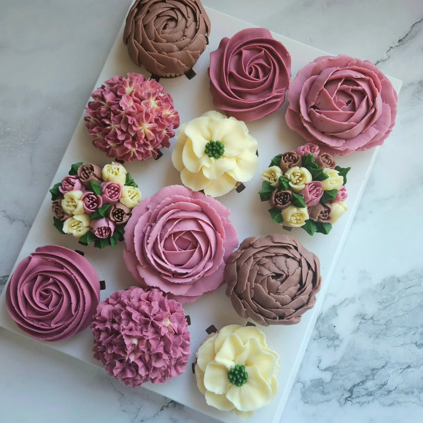 🎀 Assortiment de cupcakes 🩷 pr&ecirc;ts &agrave; etre mis en boite
#floralcupcakes#flowercupcakes#buttercream#pipping