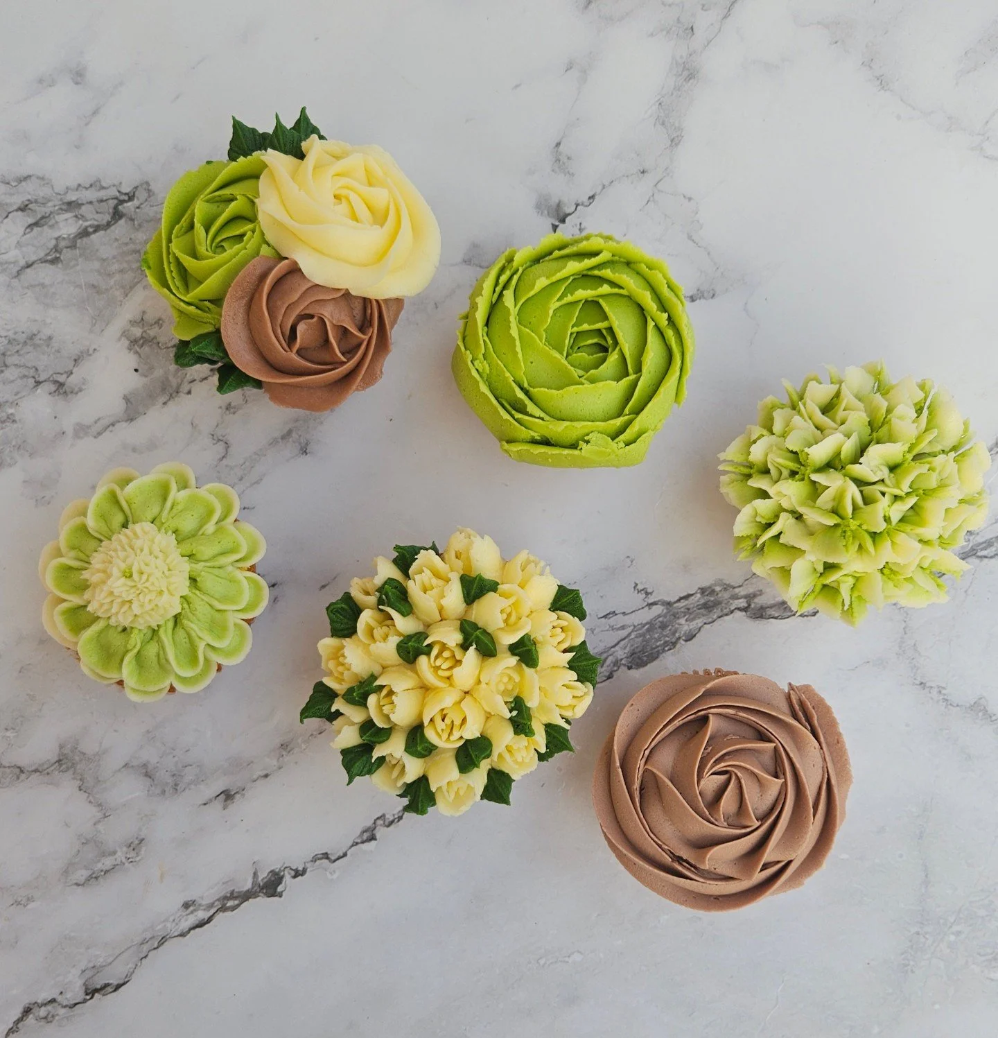 Mes petits jardins sucr&eacute;s... 🌸🧁

Chaque flower cupcake est une &oelig;uvre miniature o&ugrave; la p&acirc;tisserie devient botanique.
Ces fleurs, pivoines et &oelig;illets de cr&egrave;me ne fanent jamais, ils gardent &eacute;ternellement le