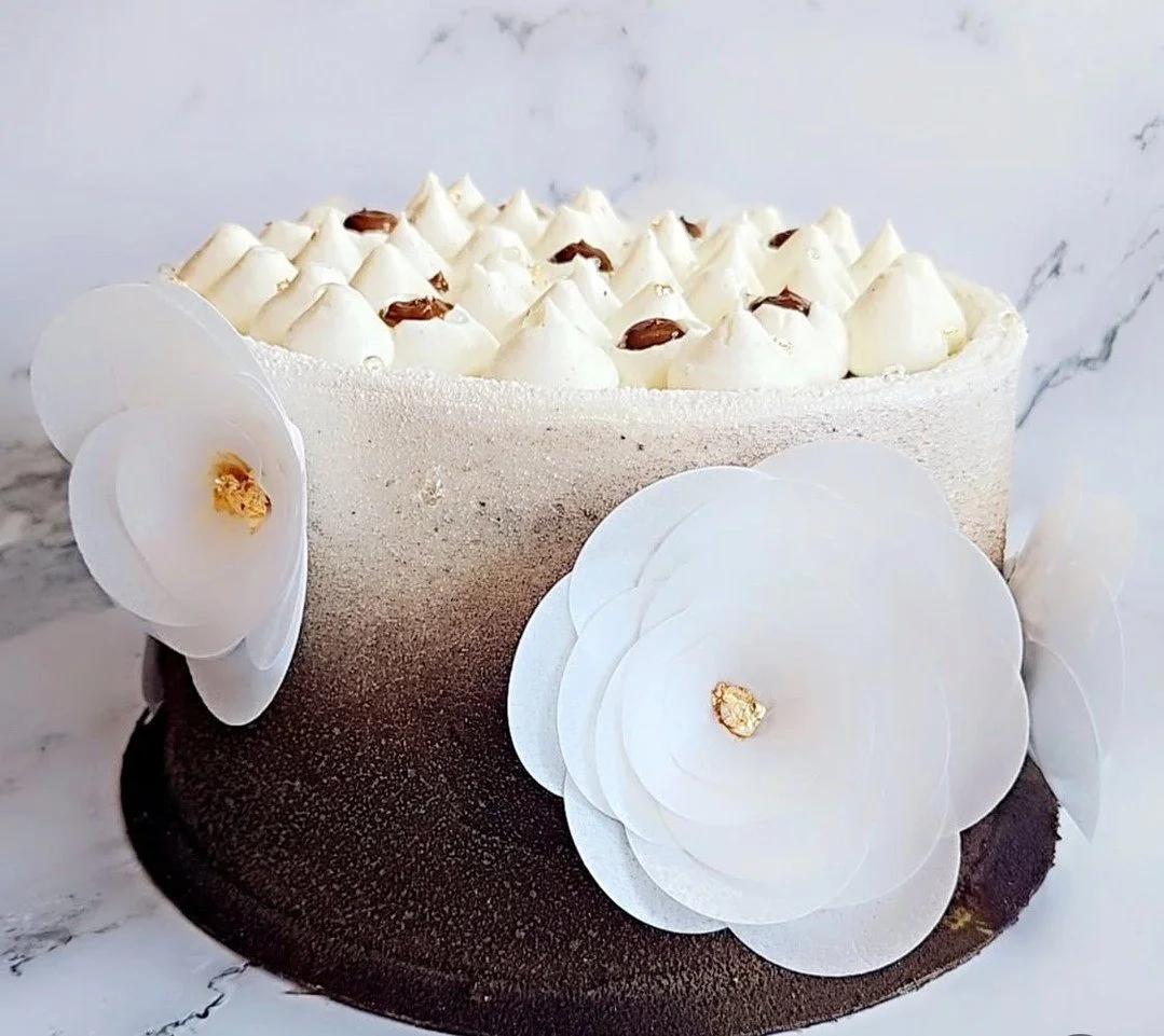 La douceur du velours rencontre l'intensit&eacute; du caramel... 🤎✨

 Ce layer cake incarne l'&eacute;quilibre parfait : la vanille bourbon qui caresse, le caramel qui surprend, et ce gla&ccedil;age velours qui transforme chaque tranche en moment de