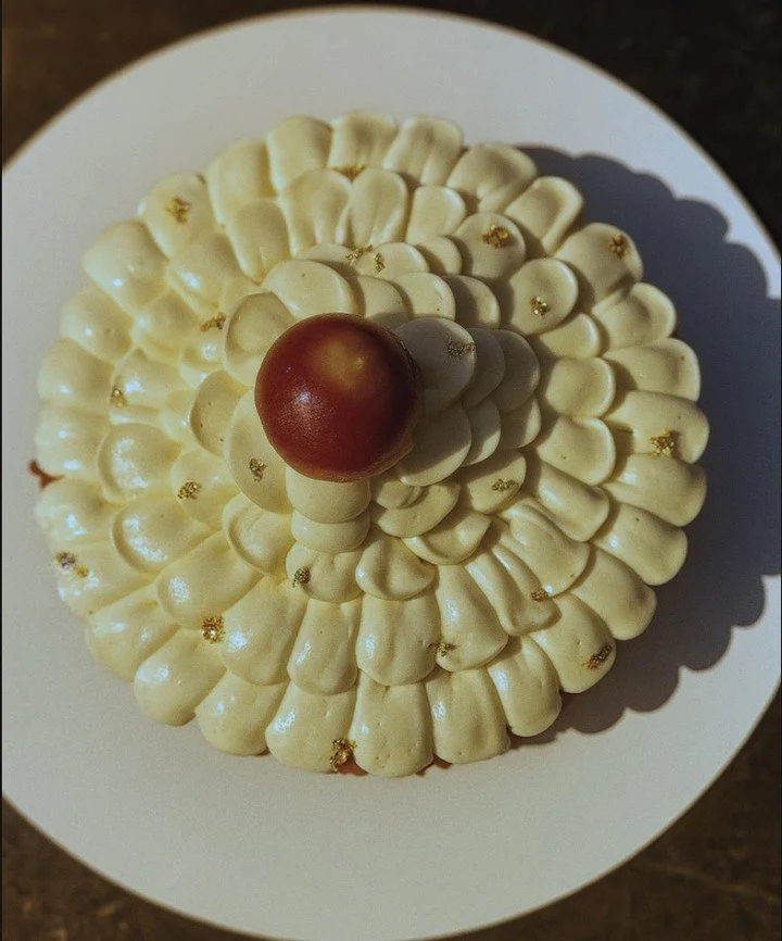 &quot;La Saint-Honor&eacute;... 👑

L'aristocrate de la p&acirc;tisserie fran&ccedil;aise qui ne pardonne aucune approximation.
P&acirc;te feuillet&eacute;e croustillante, choux dor&eacute;s &agrave; la perfection, cr&egrave;me chiboust onctueuse et 